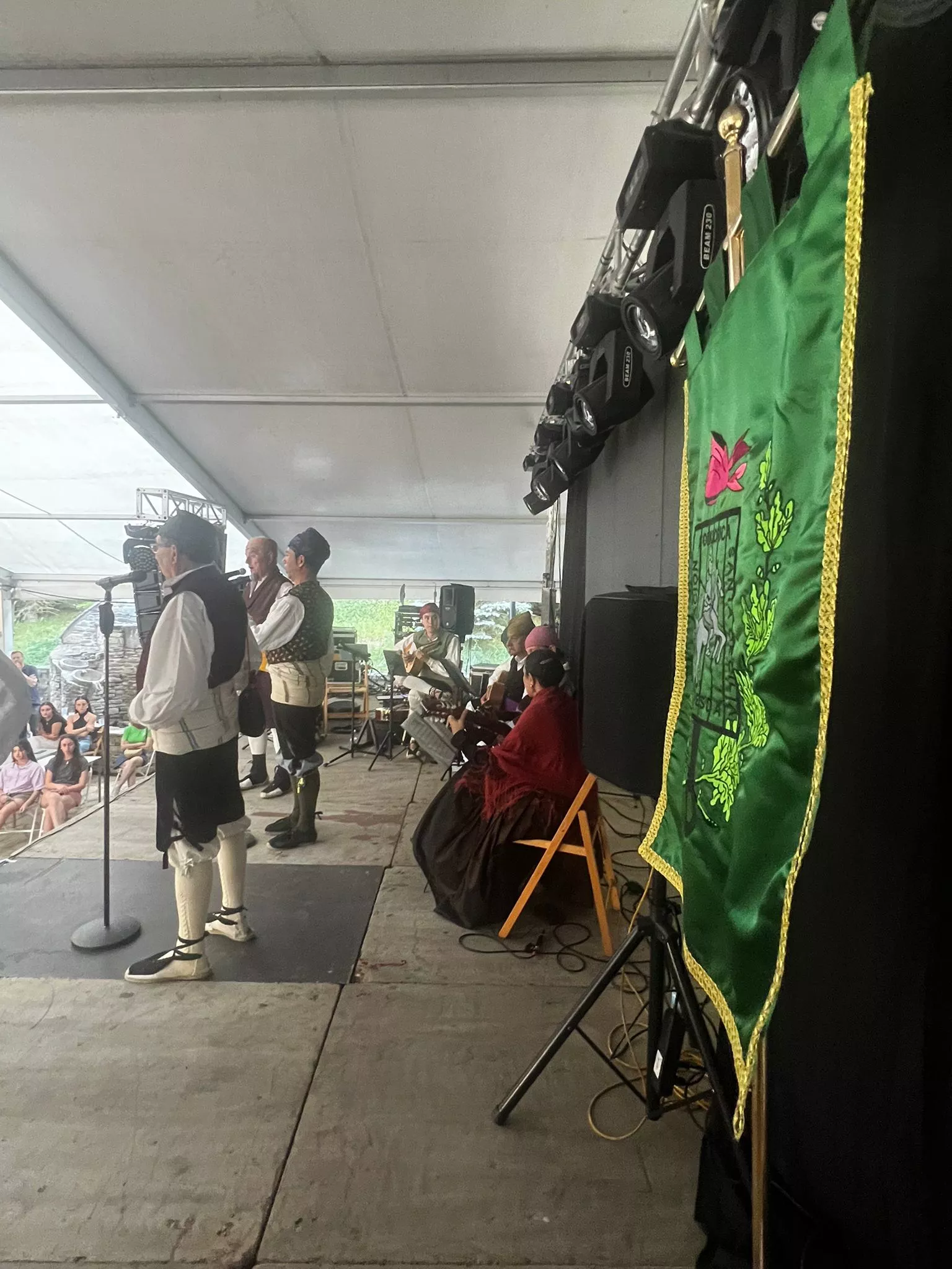Actuación del Grupo Folklórico Santa Cecilia en Escarrilla.