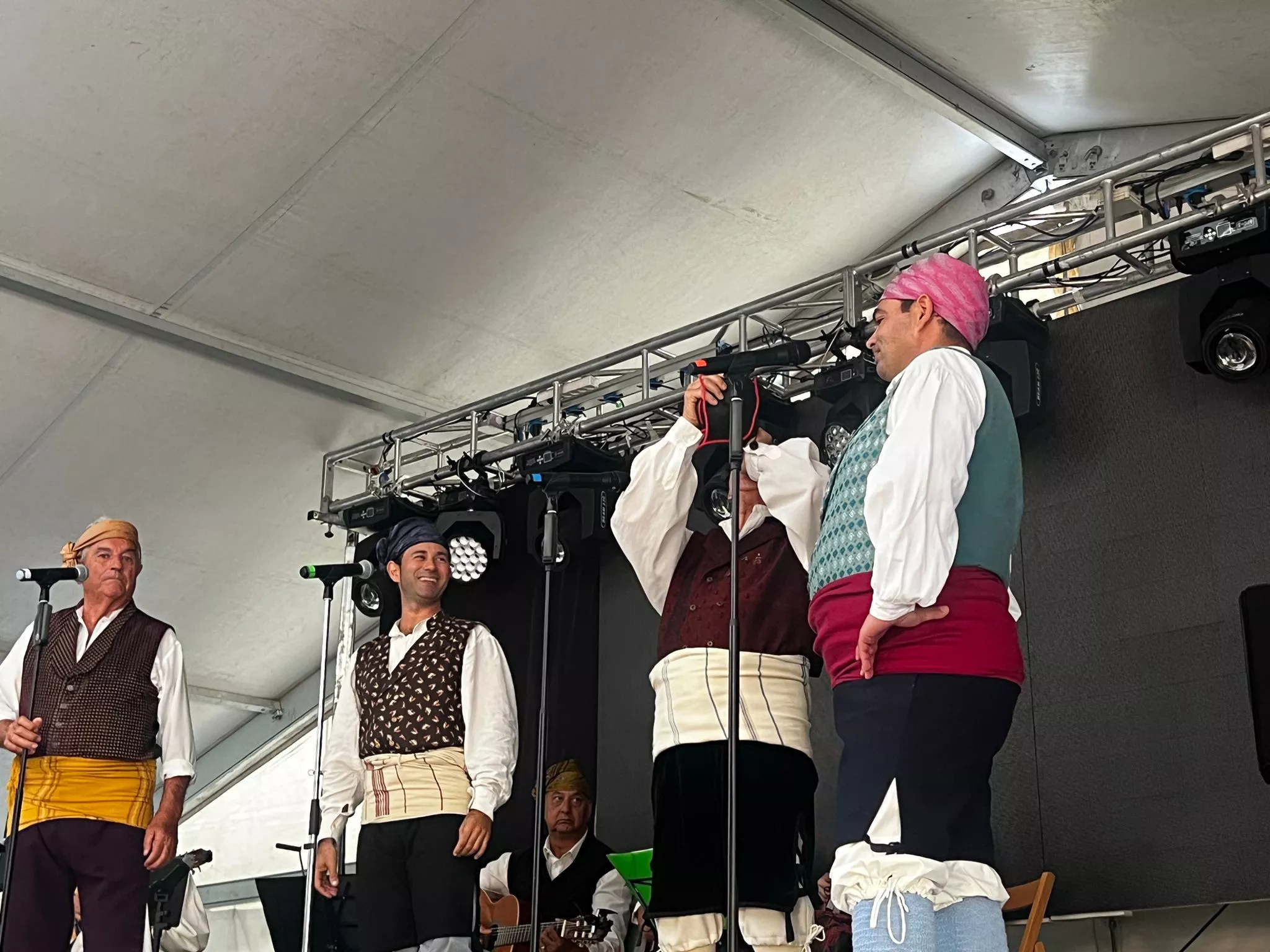 Actuación del Grupo Folklórico Santa Cecilia en Escarrilla.