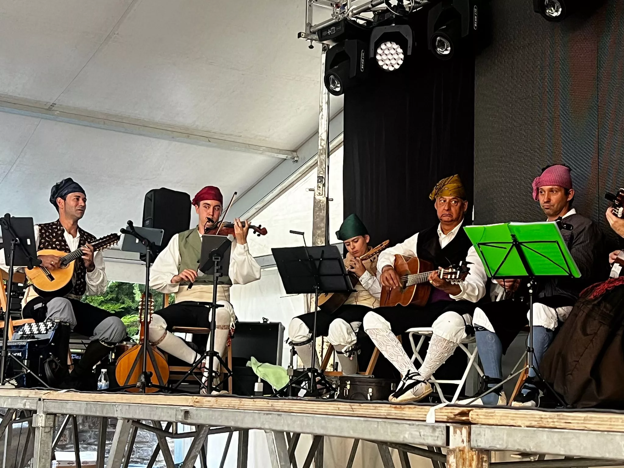Actuación del Grupo Folklórico Santa Cecilia en Escarrilla.