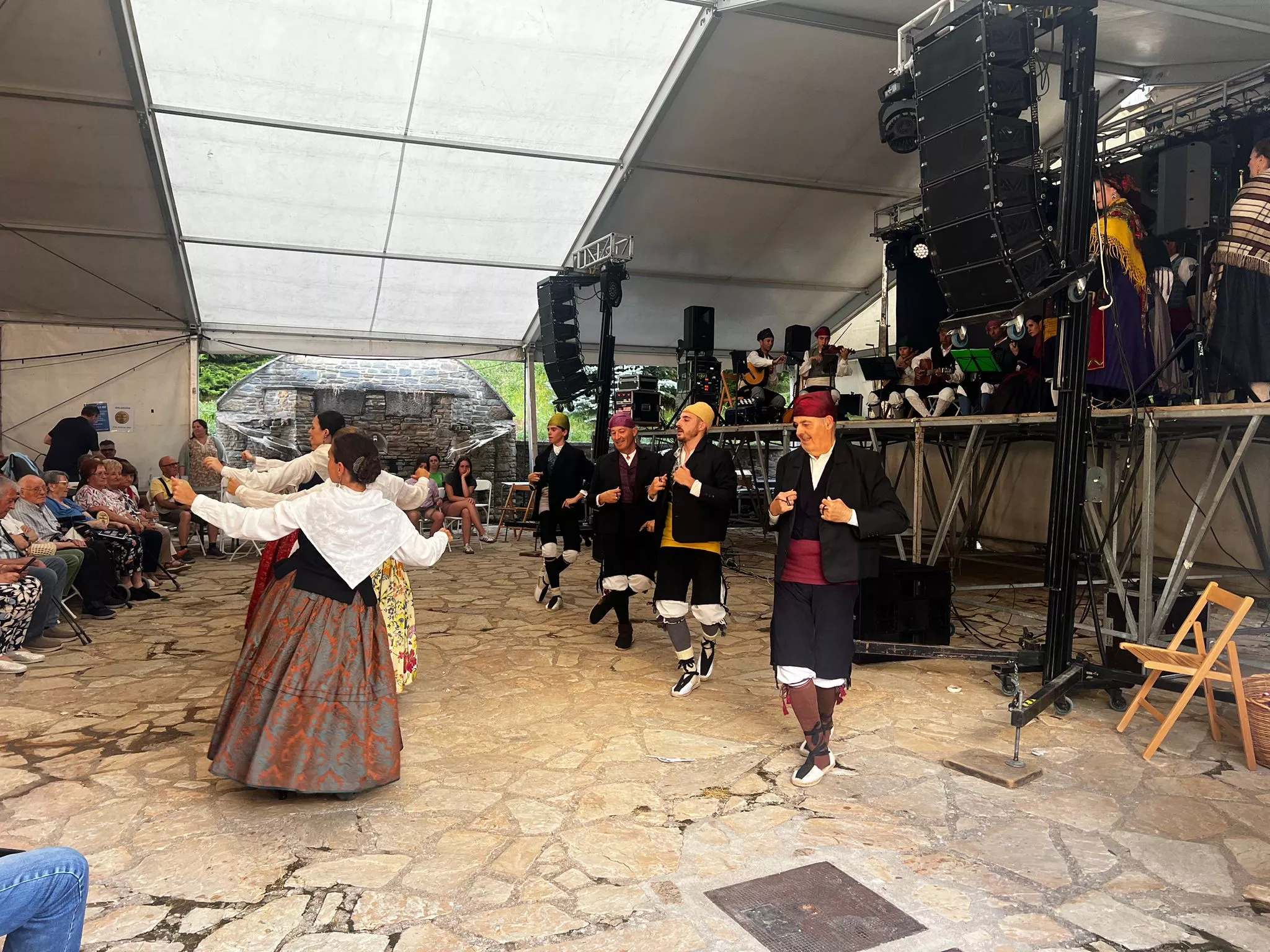 Actuación del Grupo Folklórico Santa Cecilia en Escarrilla.