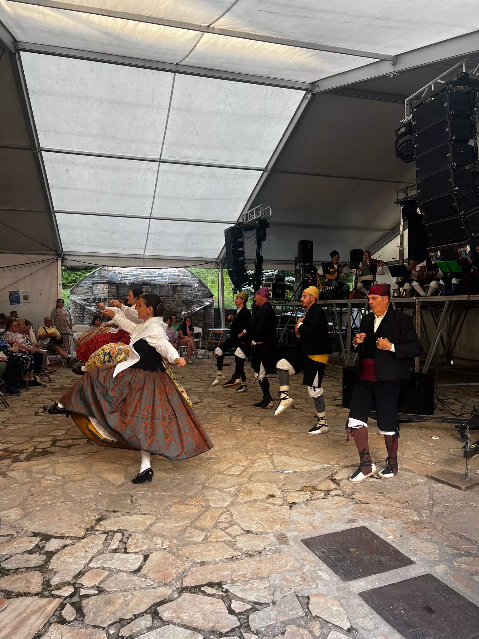 Actuación del Grupo Folklórico Santa Cecilia en Escarrilla.
