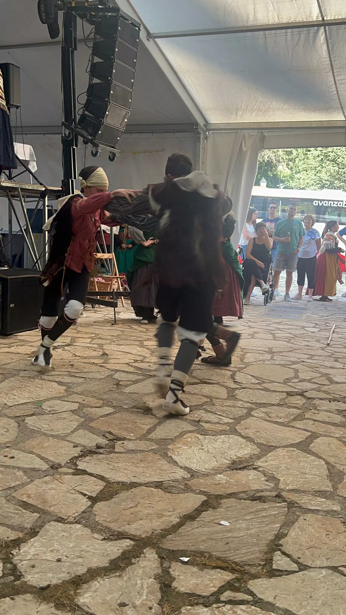 Actuación del Grupo Folklórico Santa Cecilia en Escarrilla.
