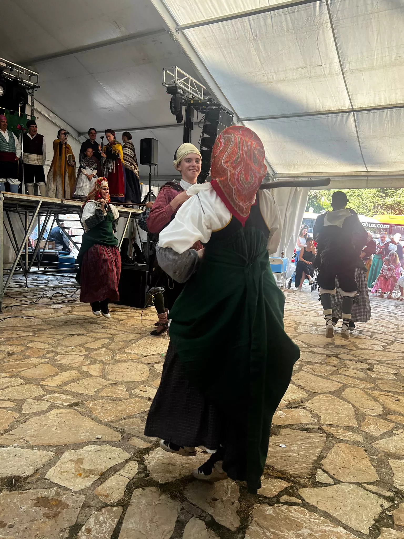 Actuación del Grupo Folklórico Santa Cecilia en Escarrilla.