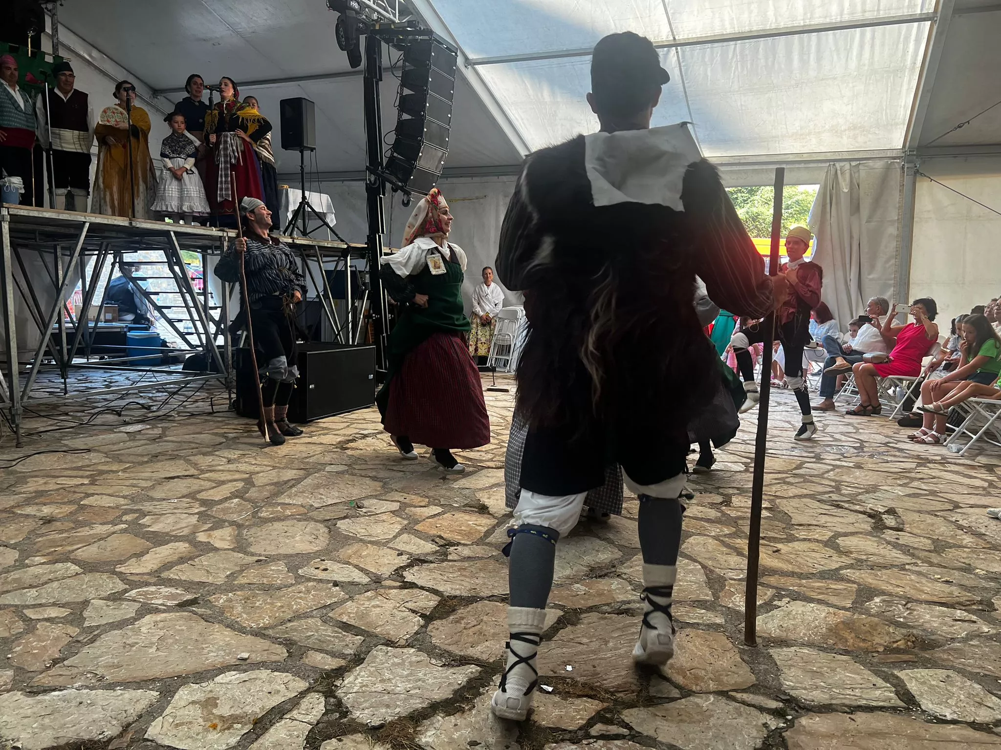 Actuación del Grupo Folklórico Santa Cecilia en Escarrilla.