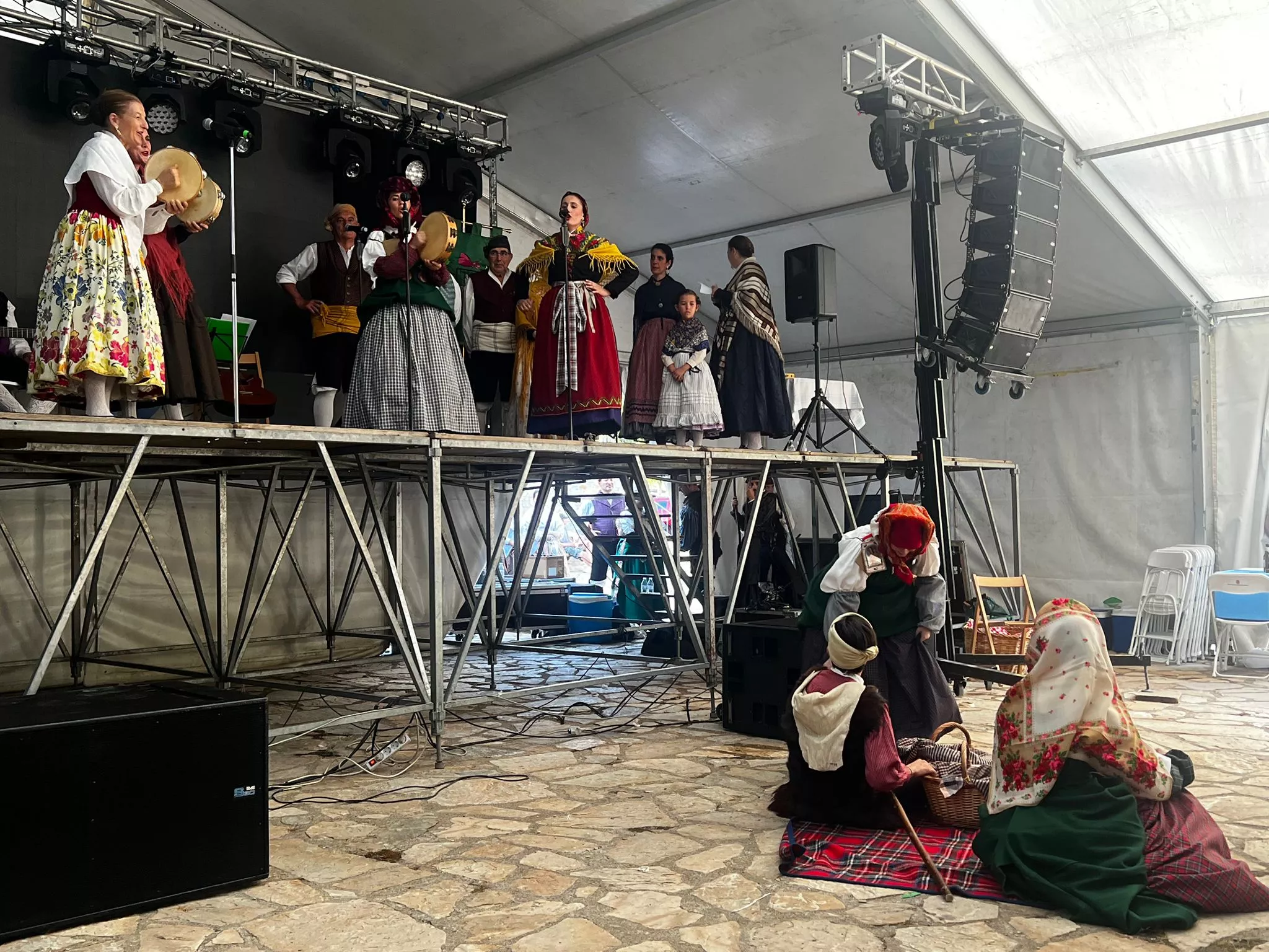 Actuación del Grupo Folklórico Santa Cecilia en Escarrilla.