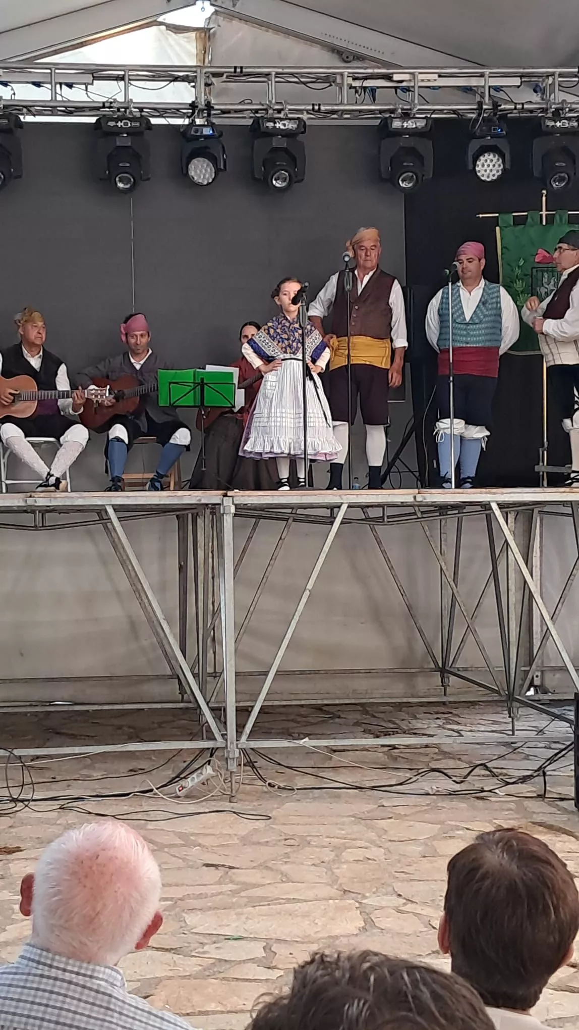 Actuación del Grupo Folklórico Santa Cecilia en Escarrilla.