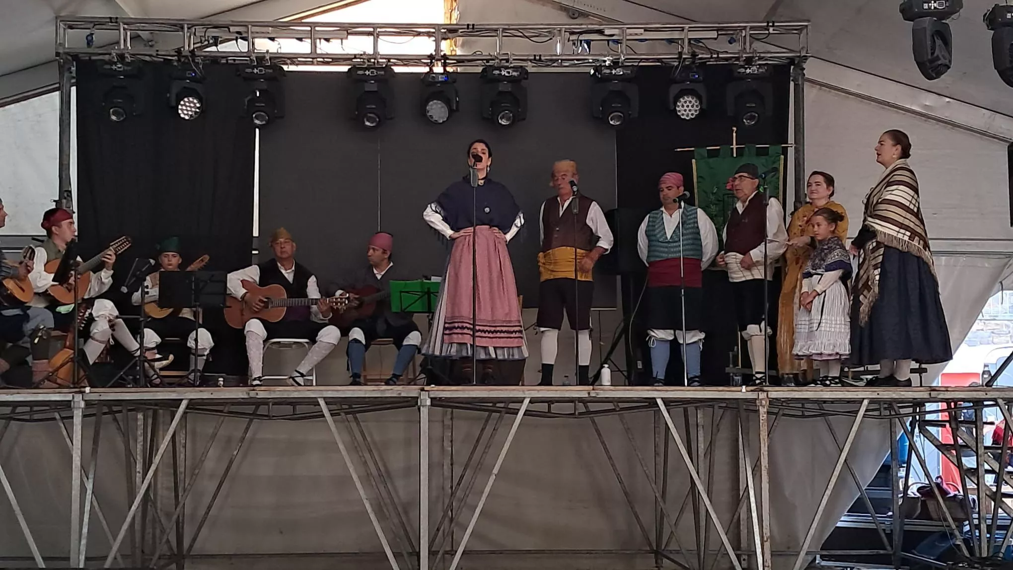 Actuación del Grupo Folklórico Santa Cecilia en Escarrilla.