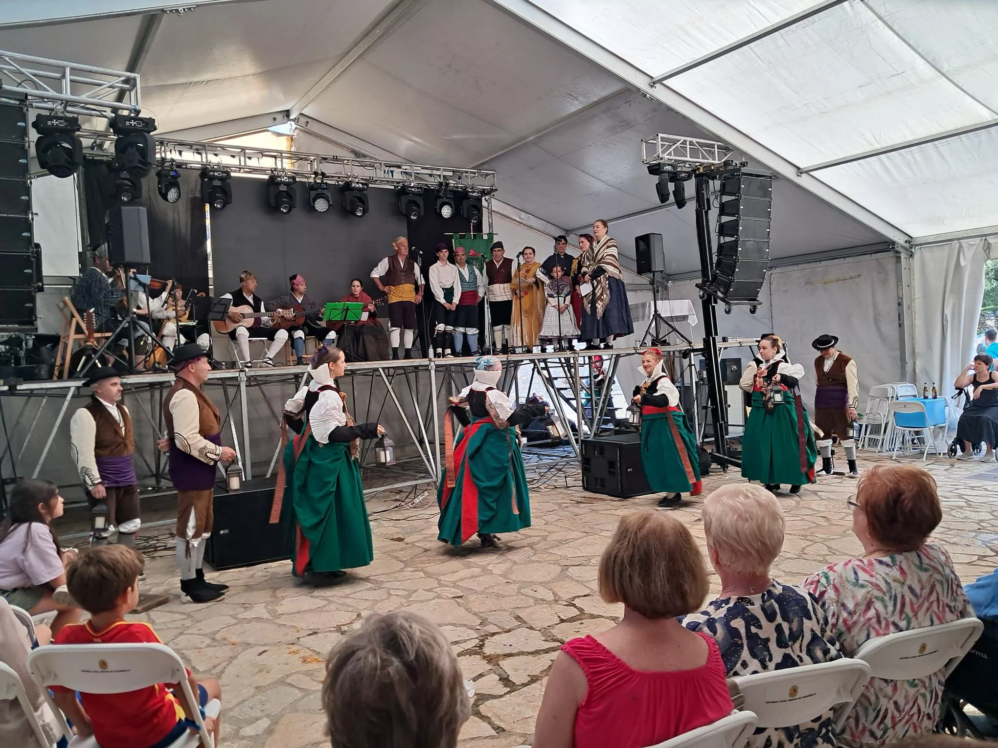 Actuación del Grupo Folklórico Santa Cecilia en Escarrilla.