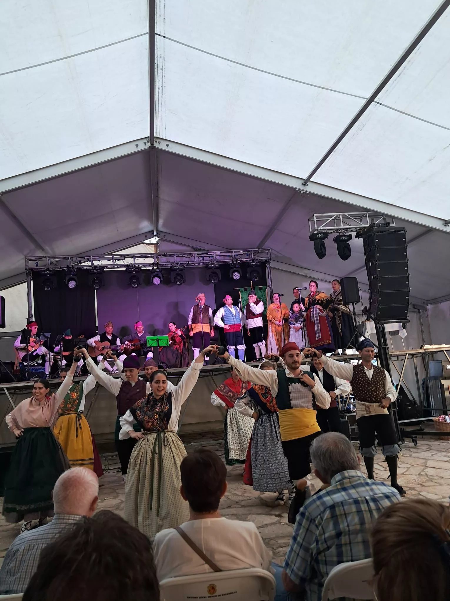 Actuación del Grupo Folklórico Santa Cecilia en Escarrilla.