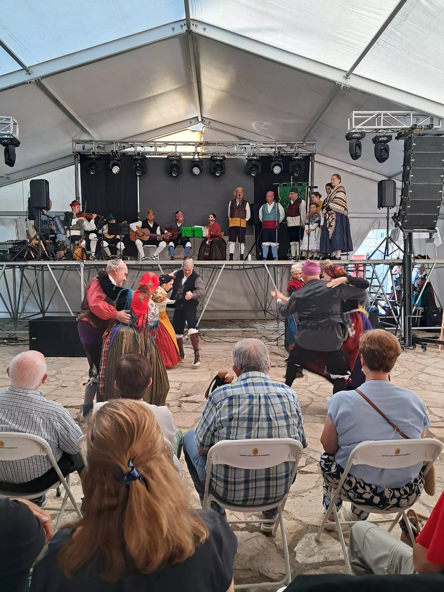 Actuación del Grupo Folklórico Santa Cecilia en Escarrilla.