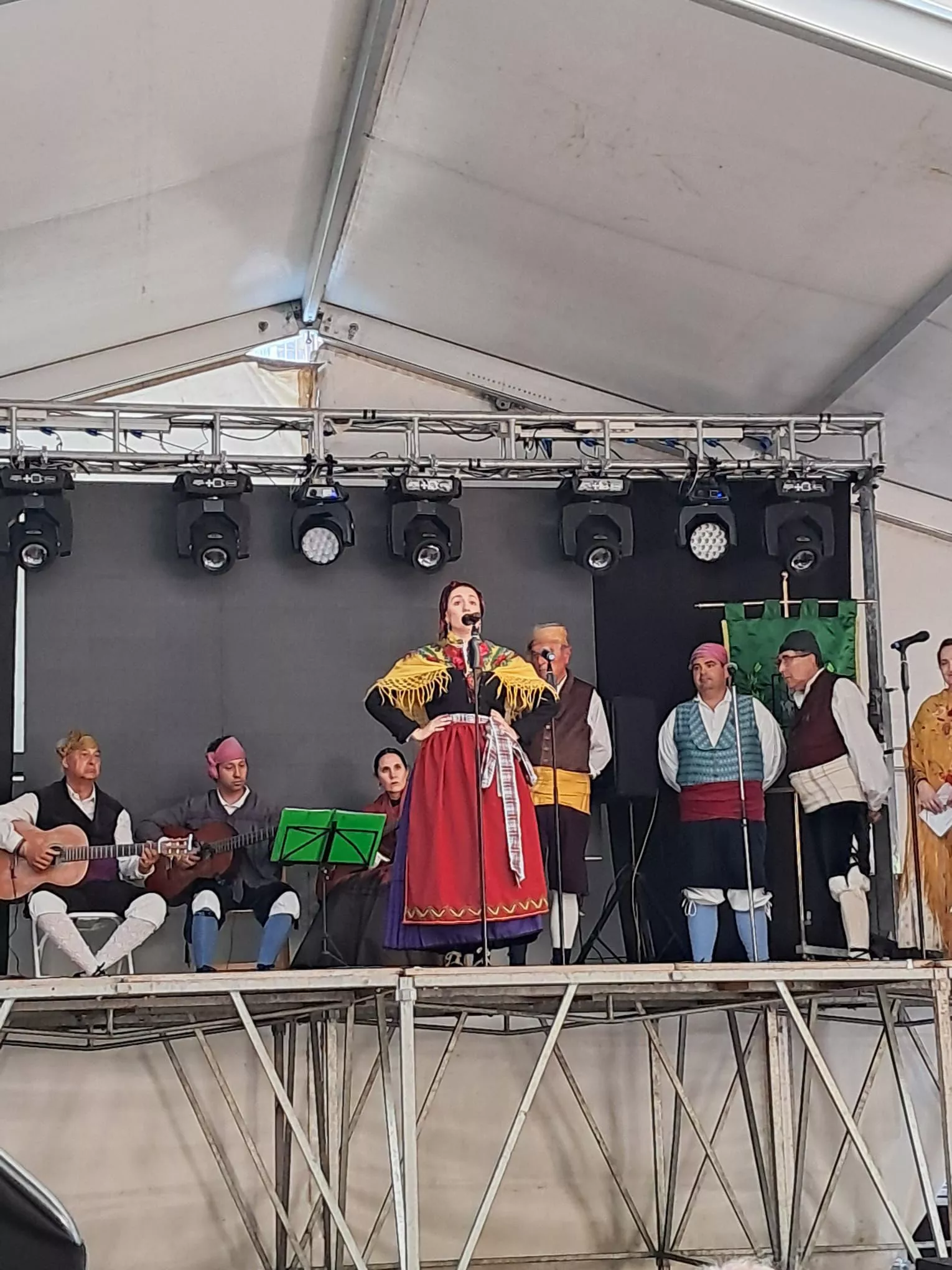Actuación del Grupo Folklórico Santa Cecilia en Escarrilla.