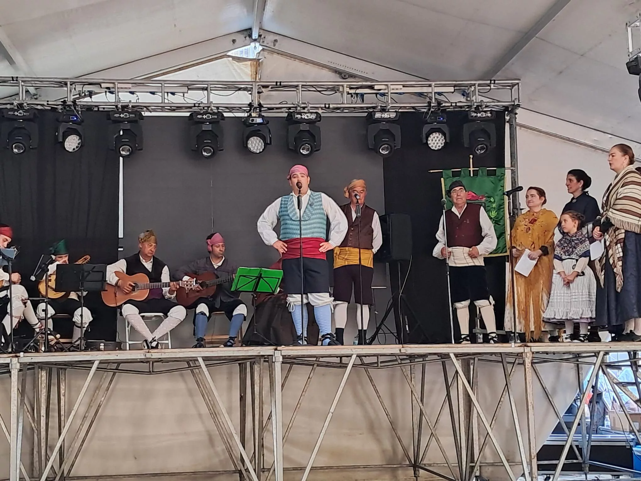 Actuación del Grupo Folklórico Santa Cecilia en Escarrilla.