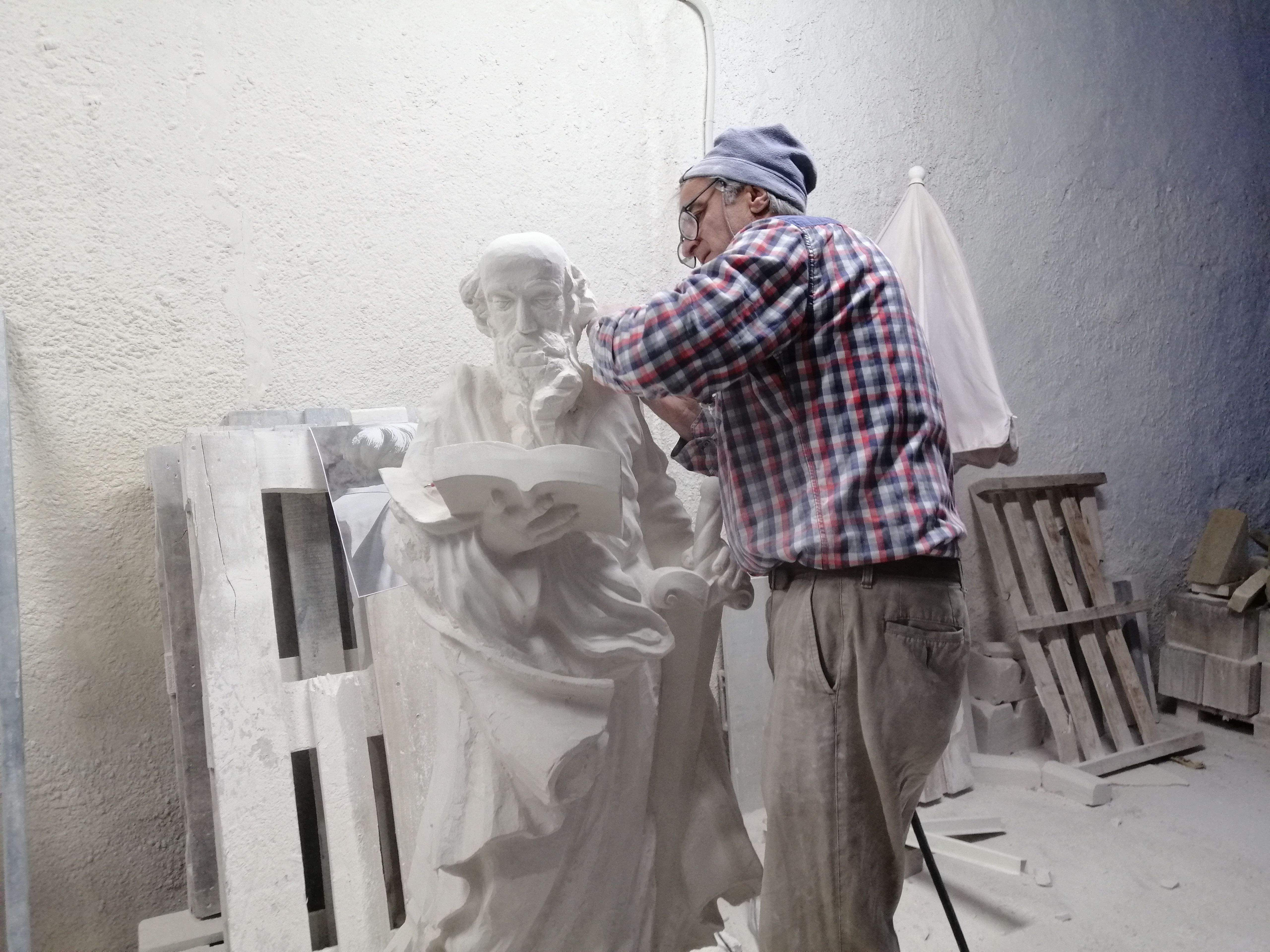 Trabajando en el taller de Pedro Ania