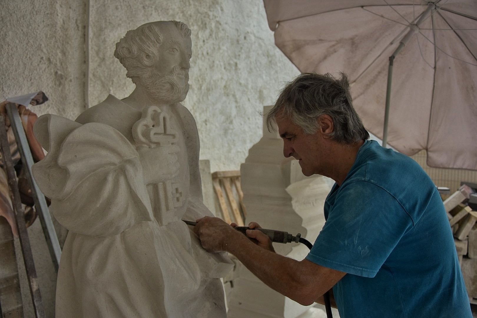 Pedro Ania, trabajando en su taller de San Lorenzo del Flumen, en plenos Monegros