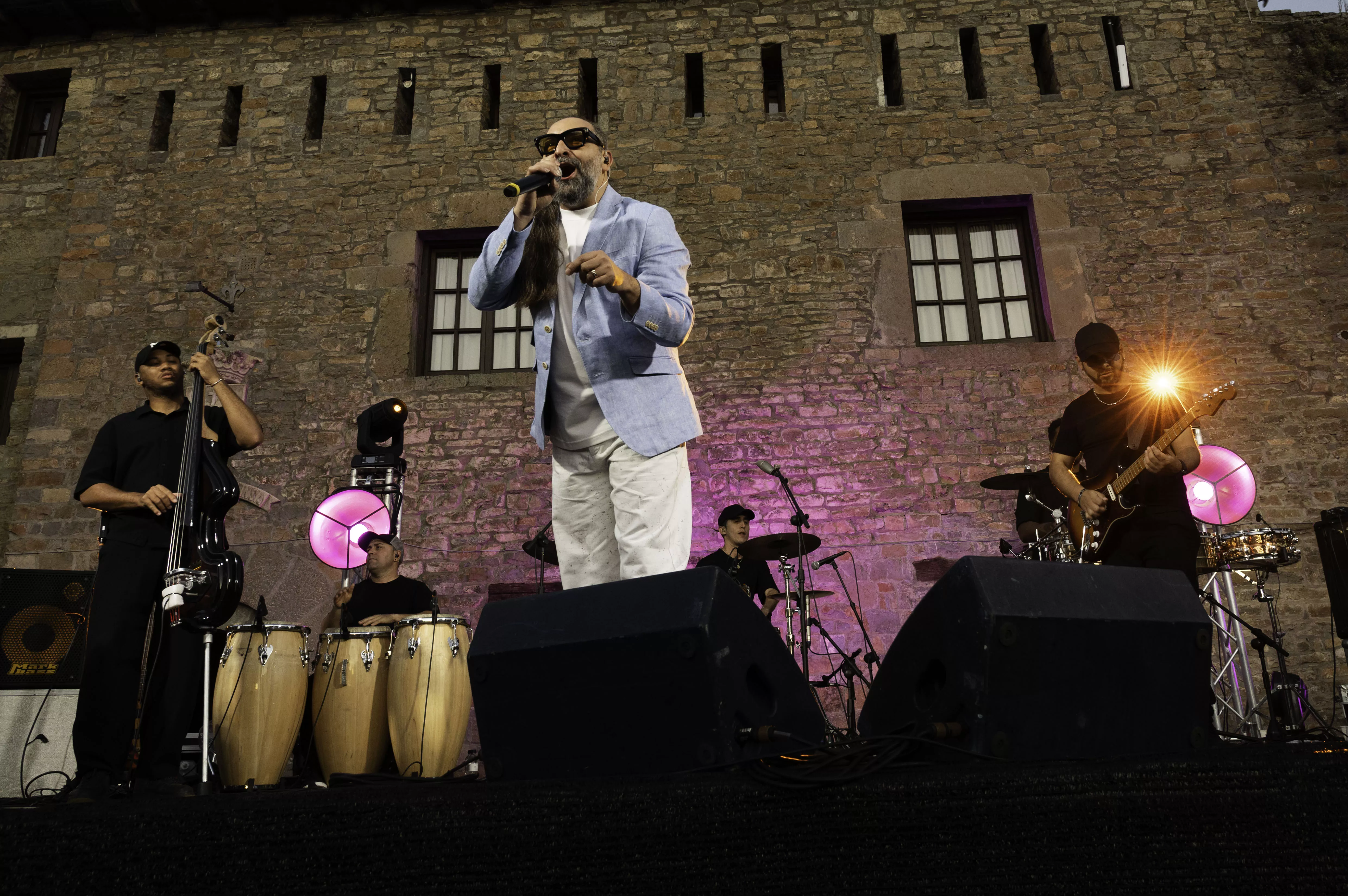 Maridaje entre Vignerons y la música de Alaín Pérez en el Castillo de Aínsa