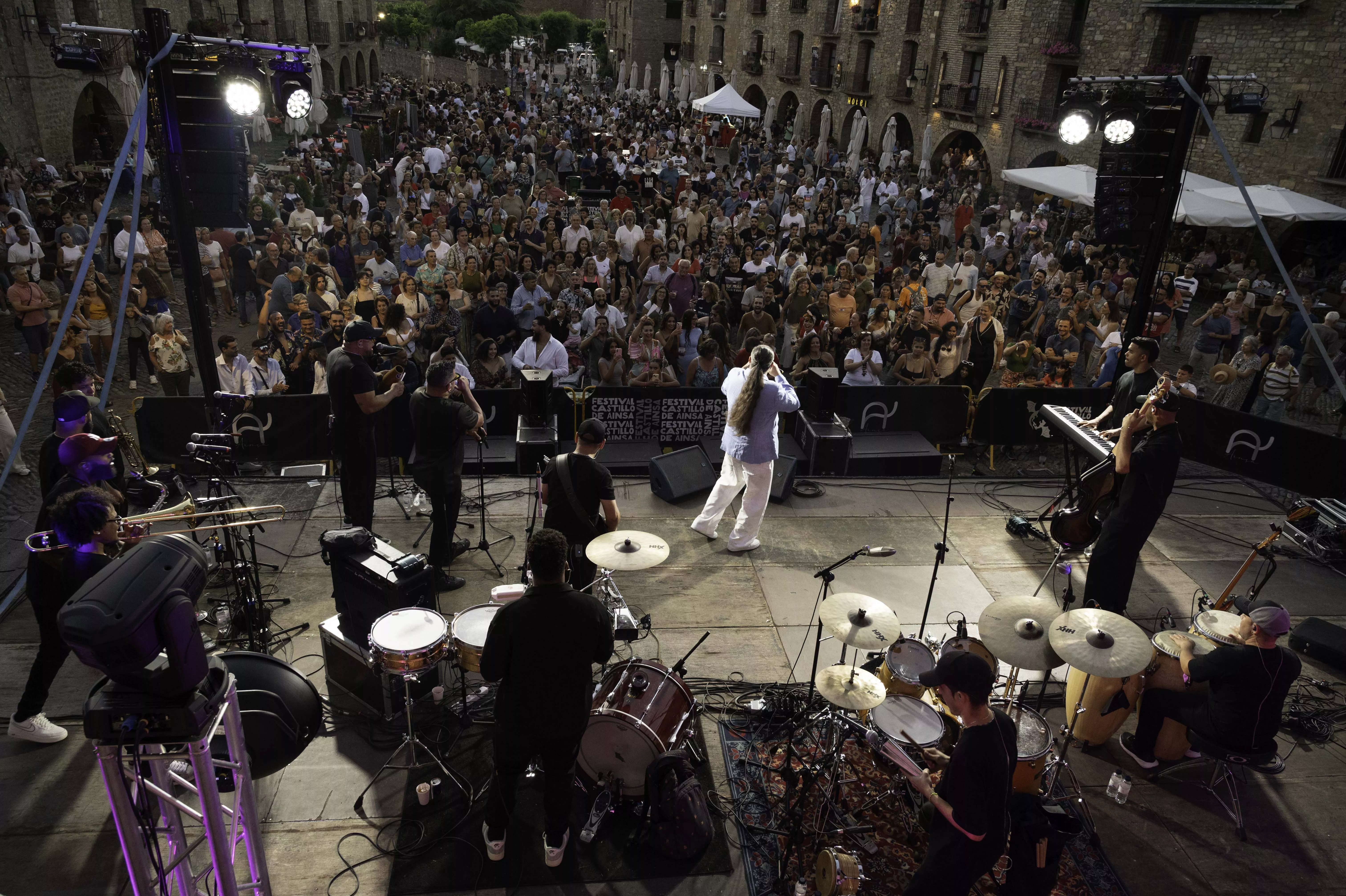 Maridaje entre Vignerons y la música de Alaín Pérez en el Castillo de Aínsa