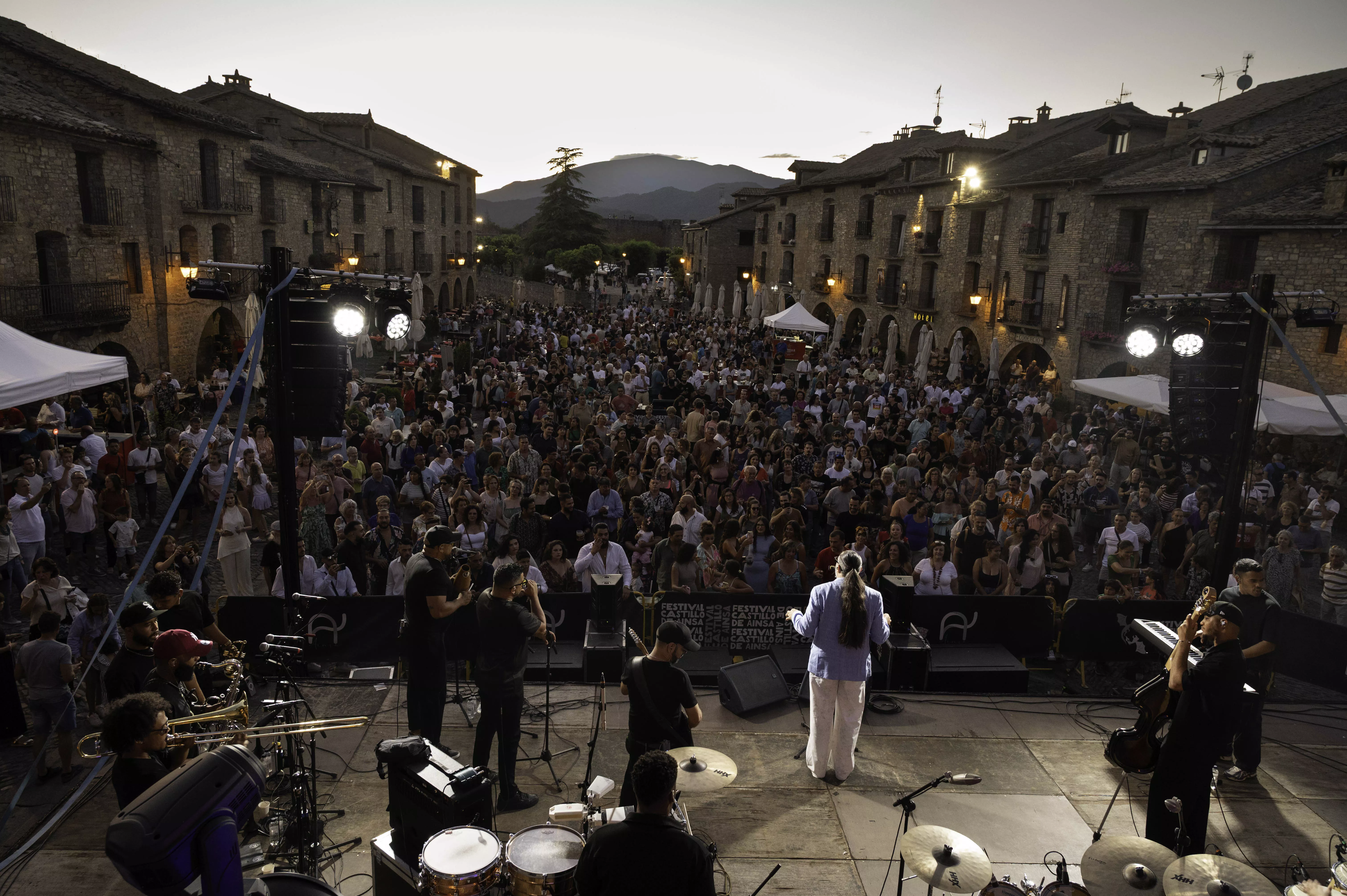 Maridaje entre Vignerons y la música de Alaín Pérez en el Castillo de Aínsa