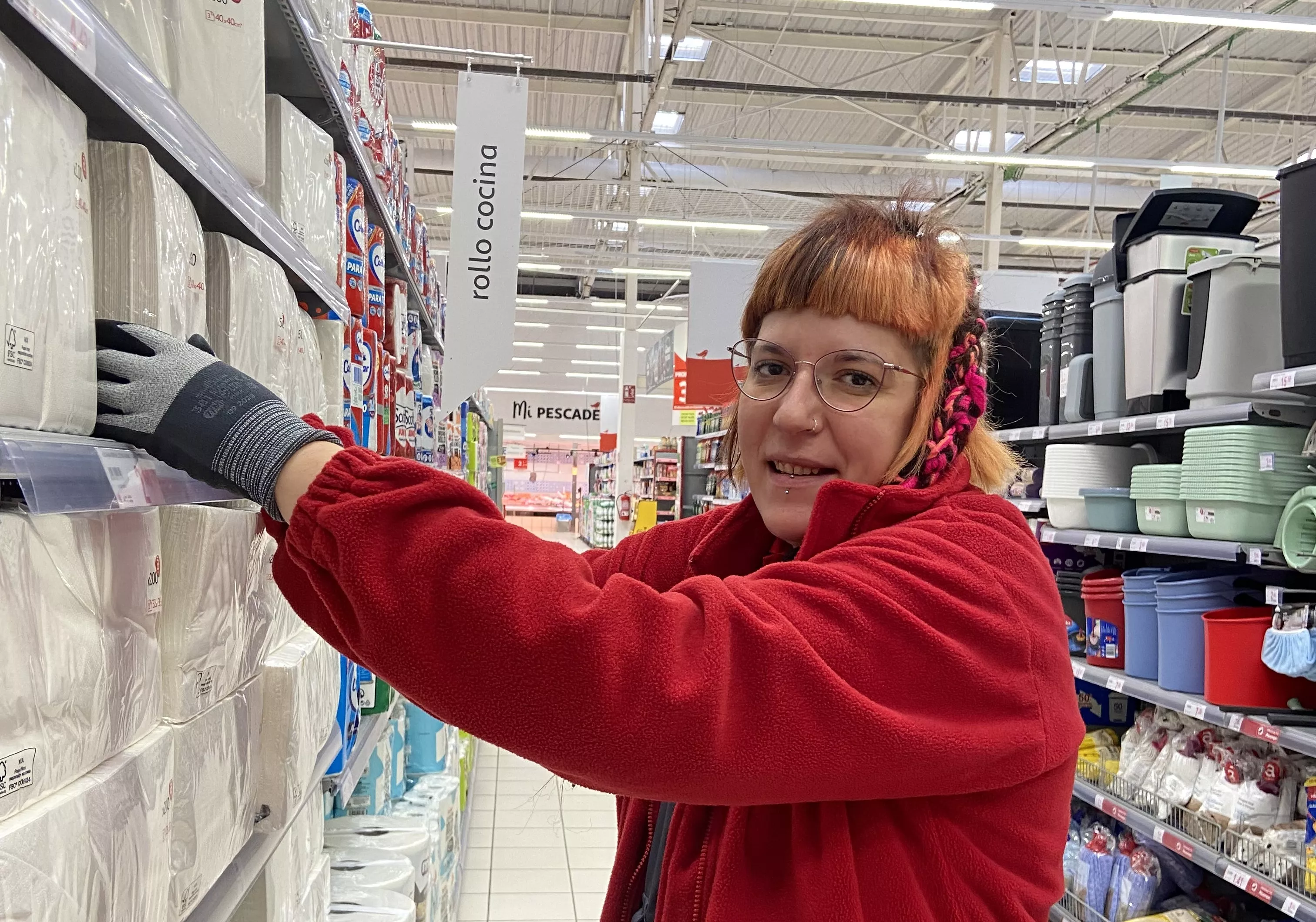 Alba Sarasa en su puesto de trabajo al que ha accedido a través del programa PRO-IN gestionado por Valentia.