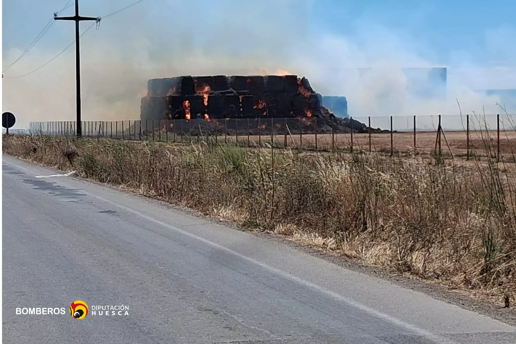 Bomberos de la DPH intervienen en un incendio con varios focos en el polígono Saso Verde de Sariñena. Bomberos de la DPH intervienen en un incendio con varios focos en el polígono Saso Verde de Sariñena.