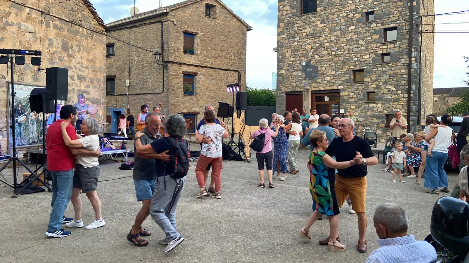 Vecinos bailando en la plaza durante la actuación.