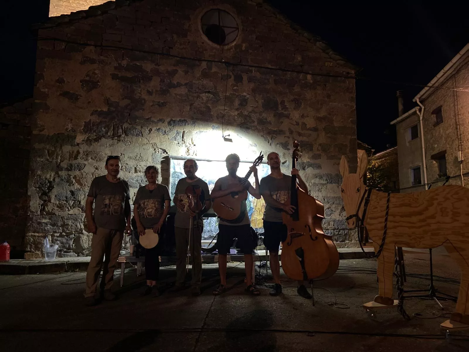 Luis Moreno junto a los miembros de La Orquestina del Fabirol.