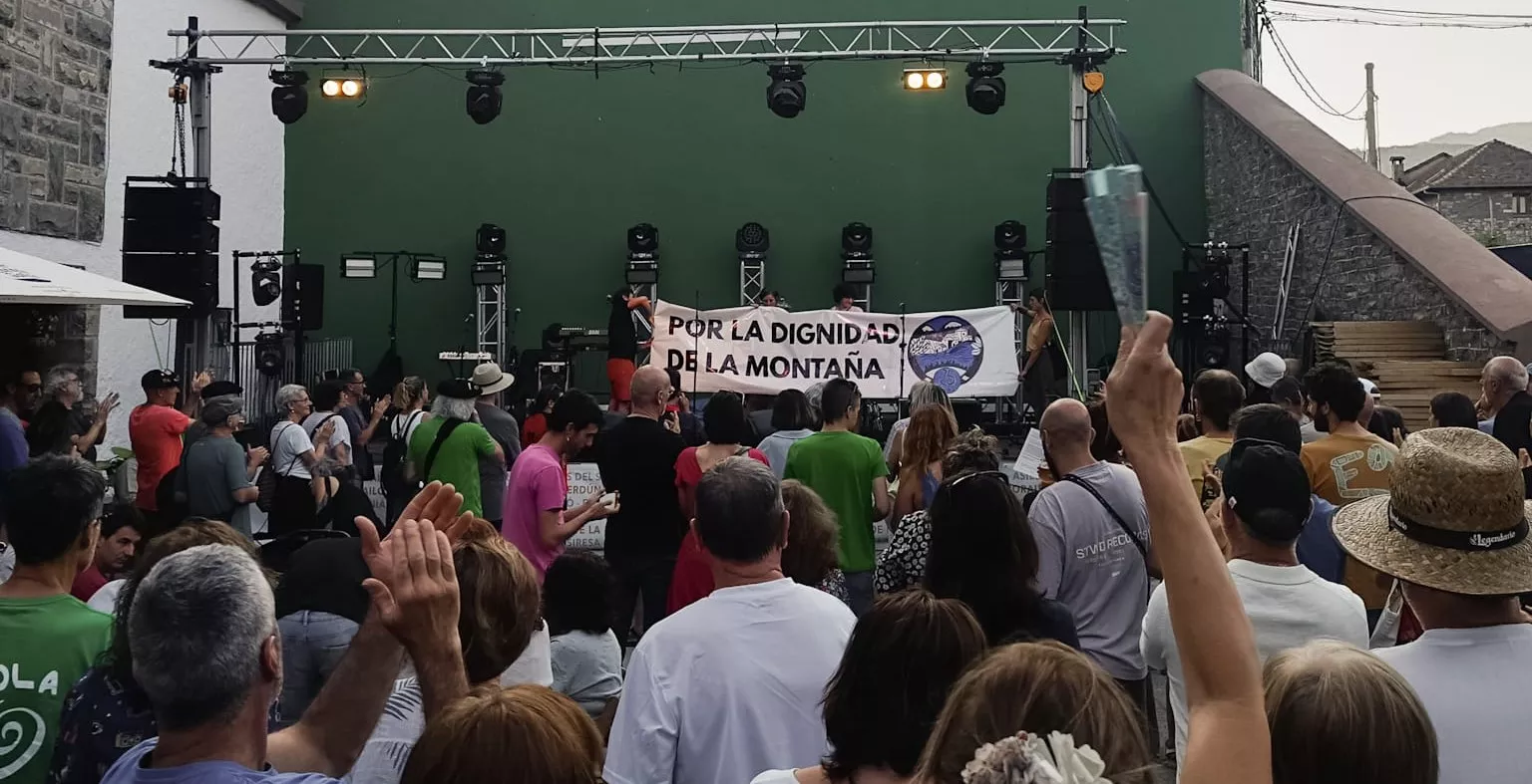 Pancarta del Movimiento por la Dignidad de la Montaña en el PIR. 