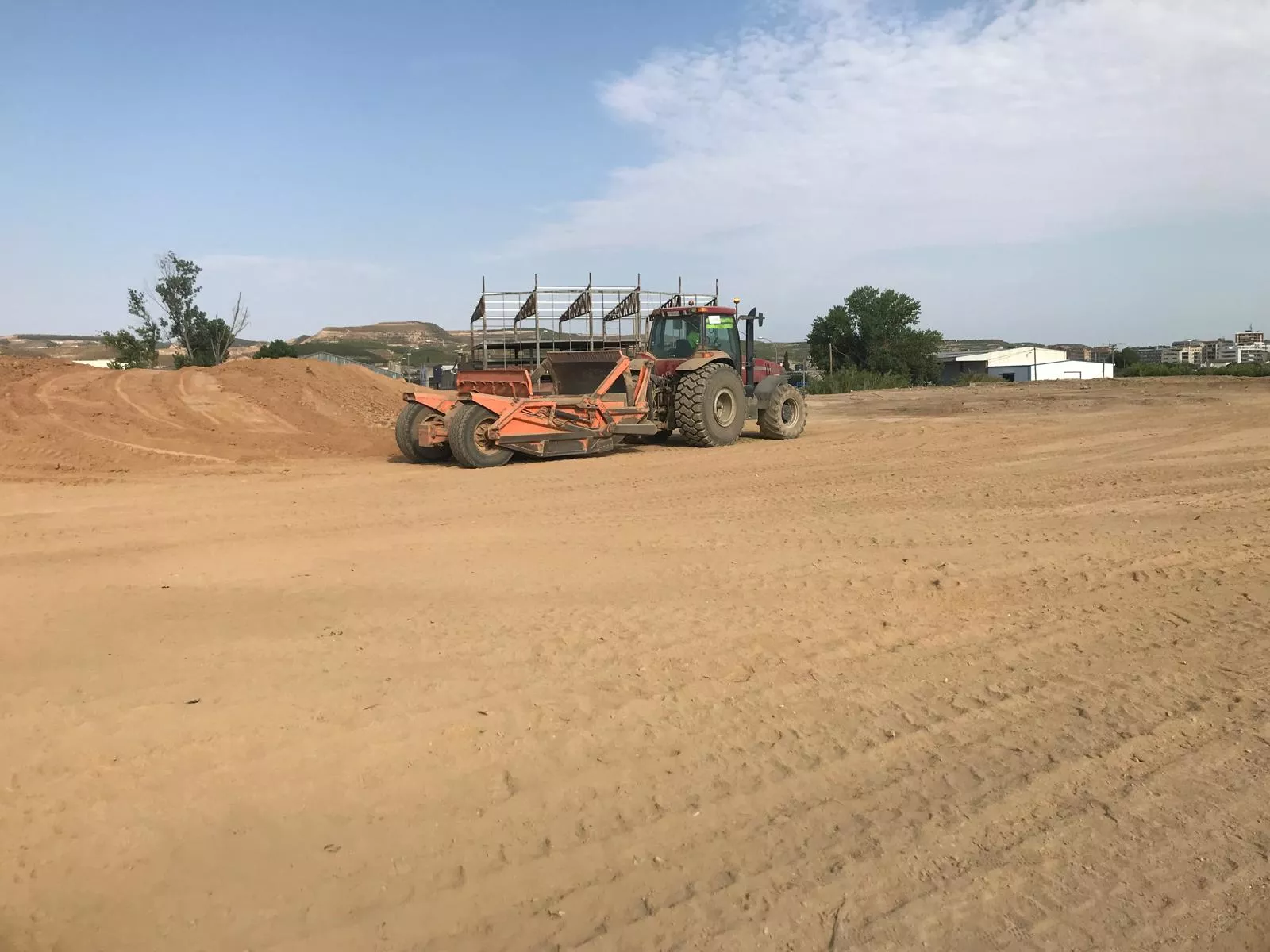 Inicio de las labores retirada de la escombrera en Fraga.