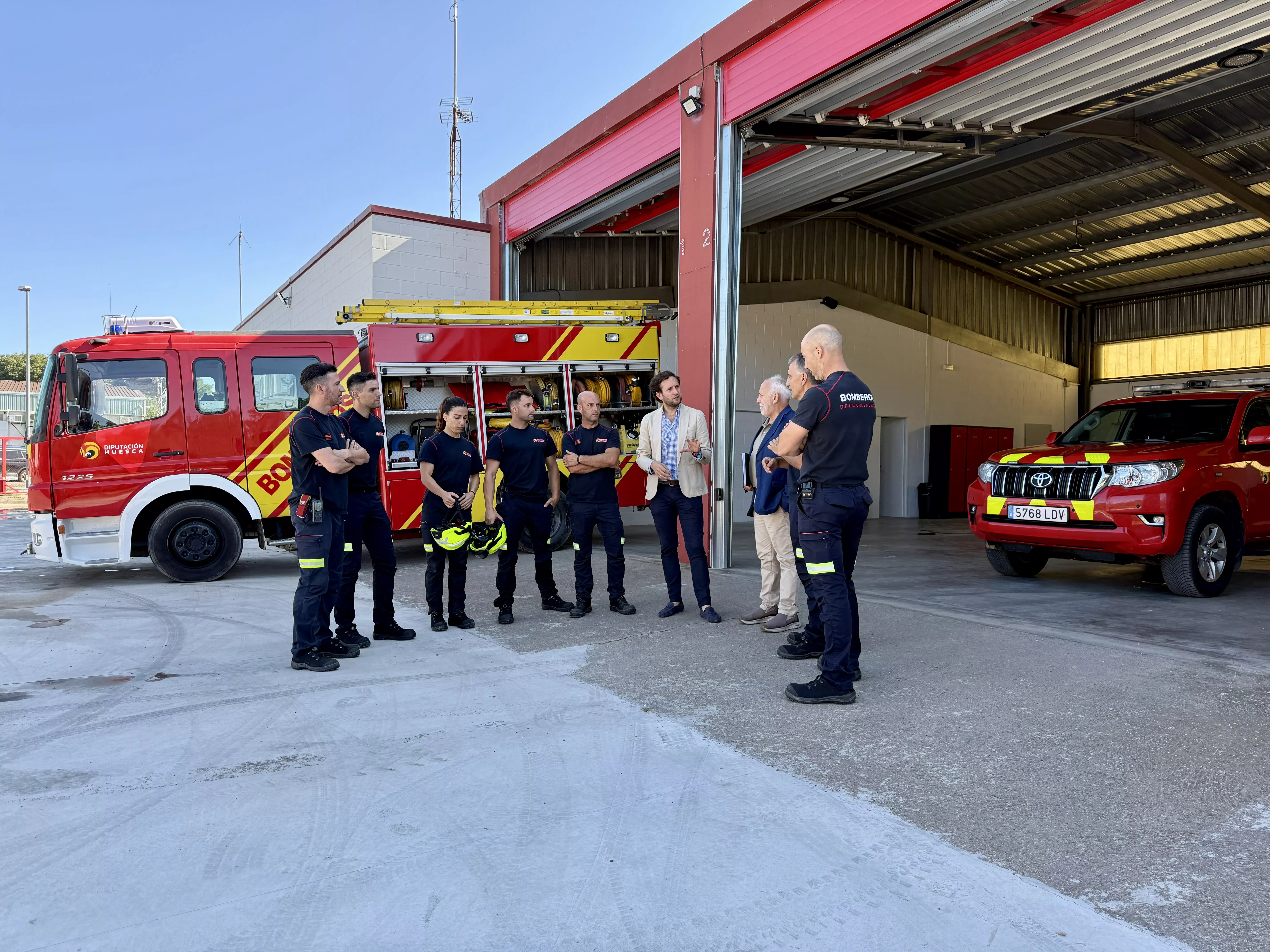 Isaac Claver y el diputado delegado de bomberos, Javier Catalán, en una visita realizada al parque de Monzón.