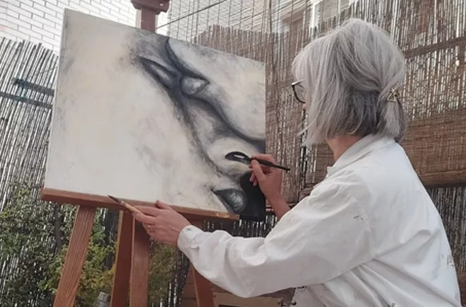 La pintora Mari Carmen Oliva, que estrenará el espacio expositivo en Más Sofás by Comercial Luna