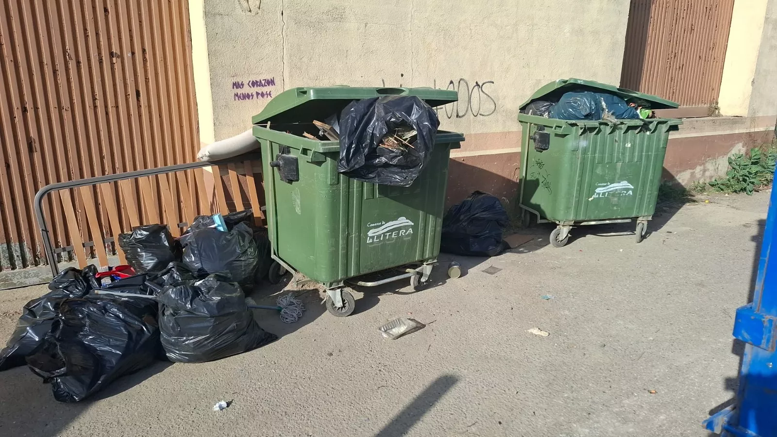 Contenedores colmatados y basura en el suelo en Binéfar.