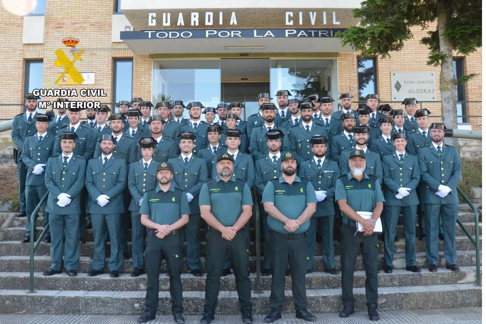 Los guardias civiles han sido recibidos en Huesca por el teniente coronel Enrique Cordobés y otros oficiales del cuerpo.