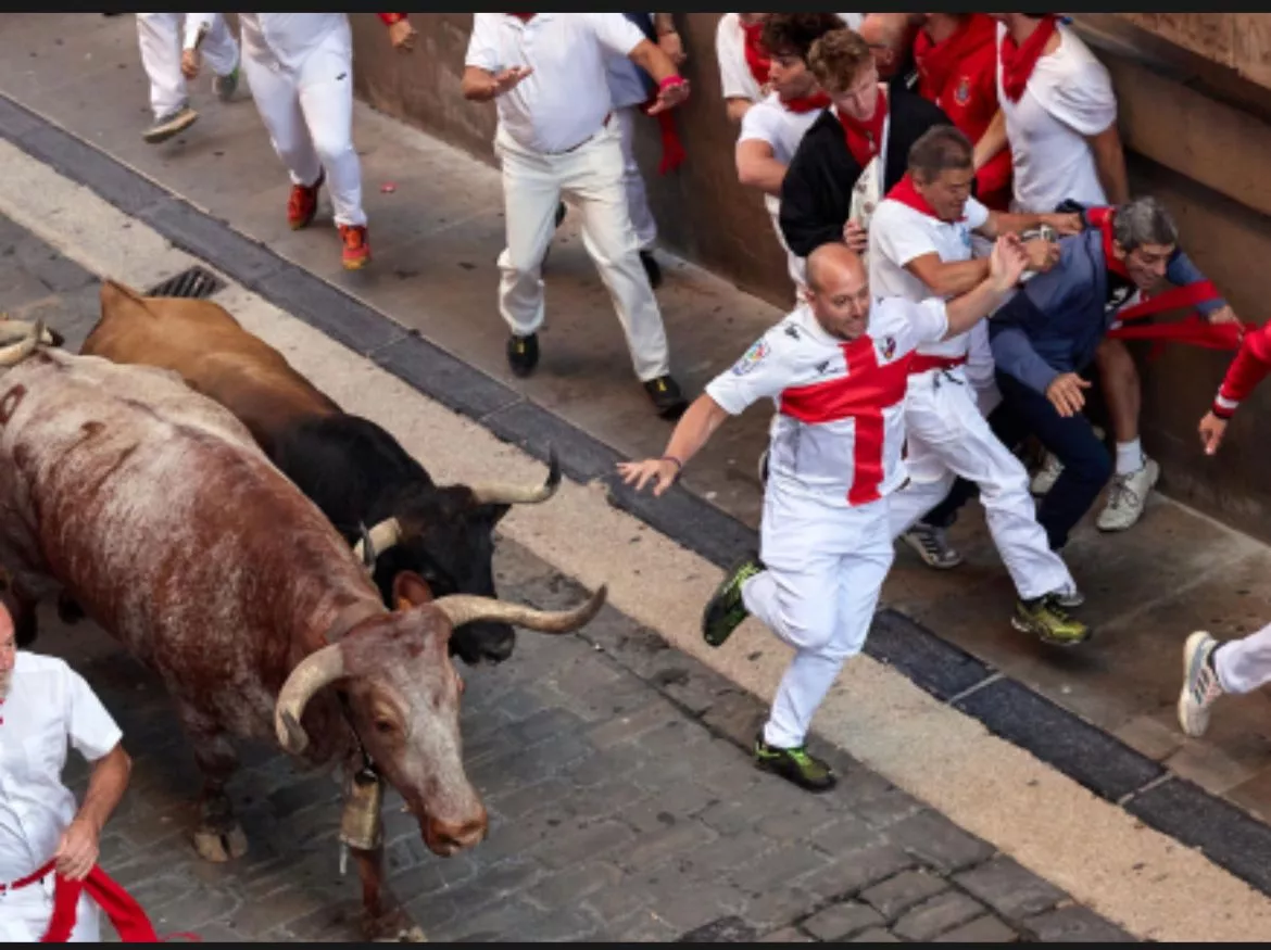 Luis Cabrero ante los Álvaro Núñez en el encierro de San Fermín en Pamplona.
