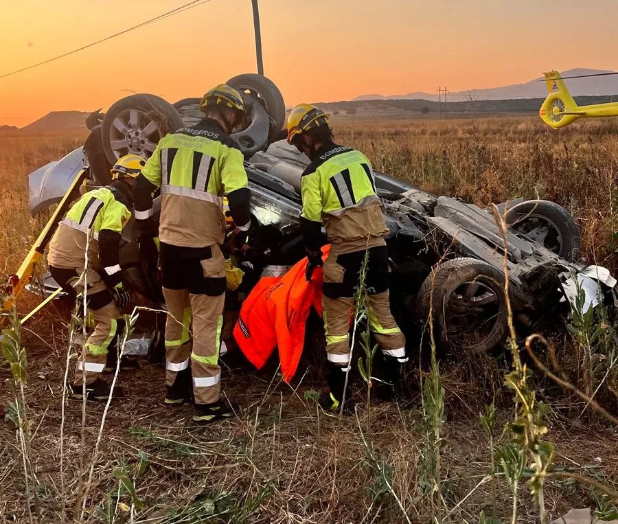 Actuación de los bomberos tras colisión frontal en la A-132 en La Sotonera.