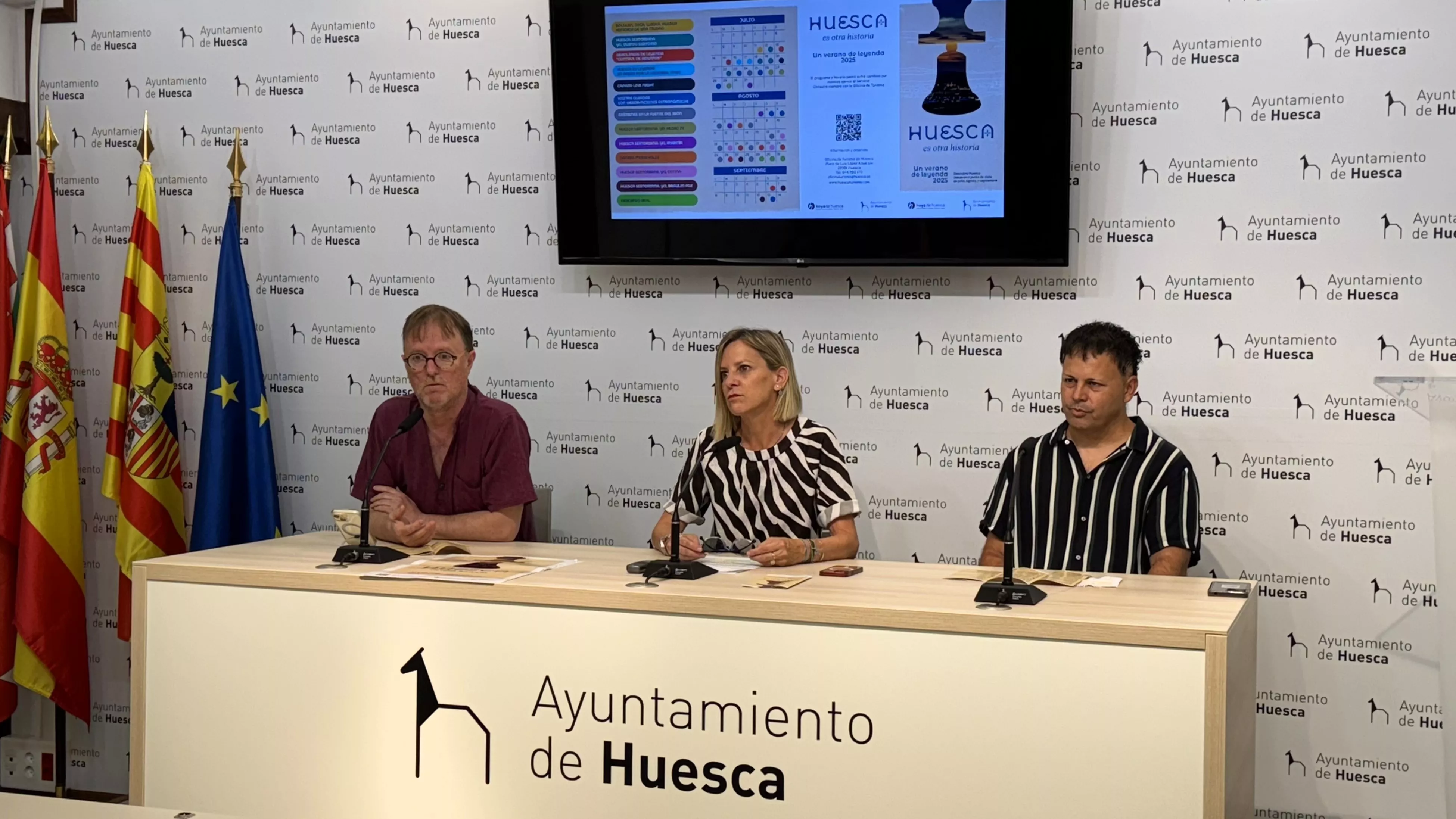 Jesús Arbués, Nuria Mur y Óscar Sipán en la presentación de “Huesca es otra historia, Un verano de leyenda 2025”. Jesús Arbués, Nuria Mur y Óscar Sipán en la presentación de “Huesca es otra historia, Un verano de leyenda 2025”.