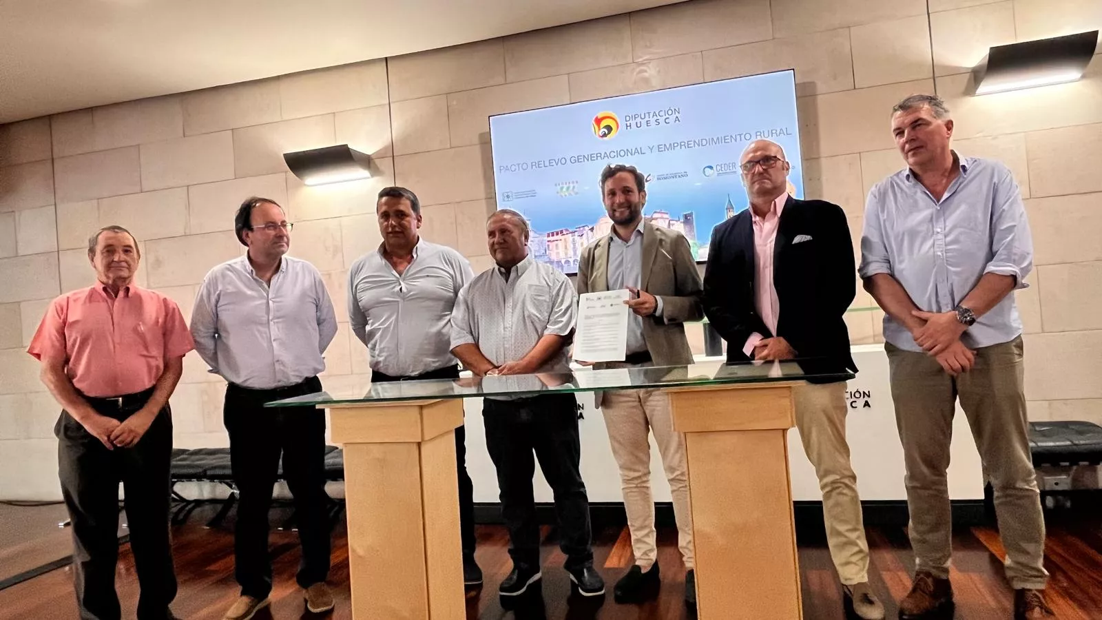 El presidente de la DPH, Isaac Claver, con los presidentes de los seis grupos Leader de la provincia. Foto Mercedes Manterola