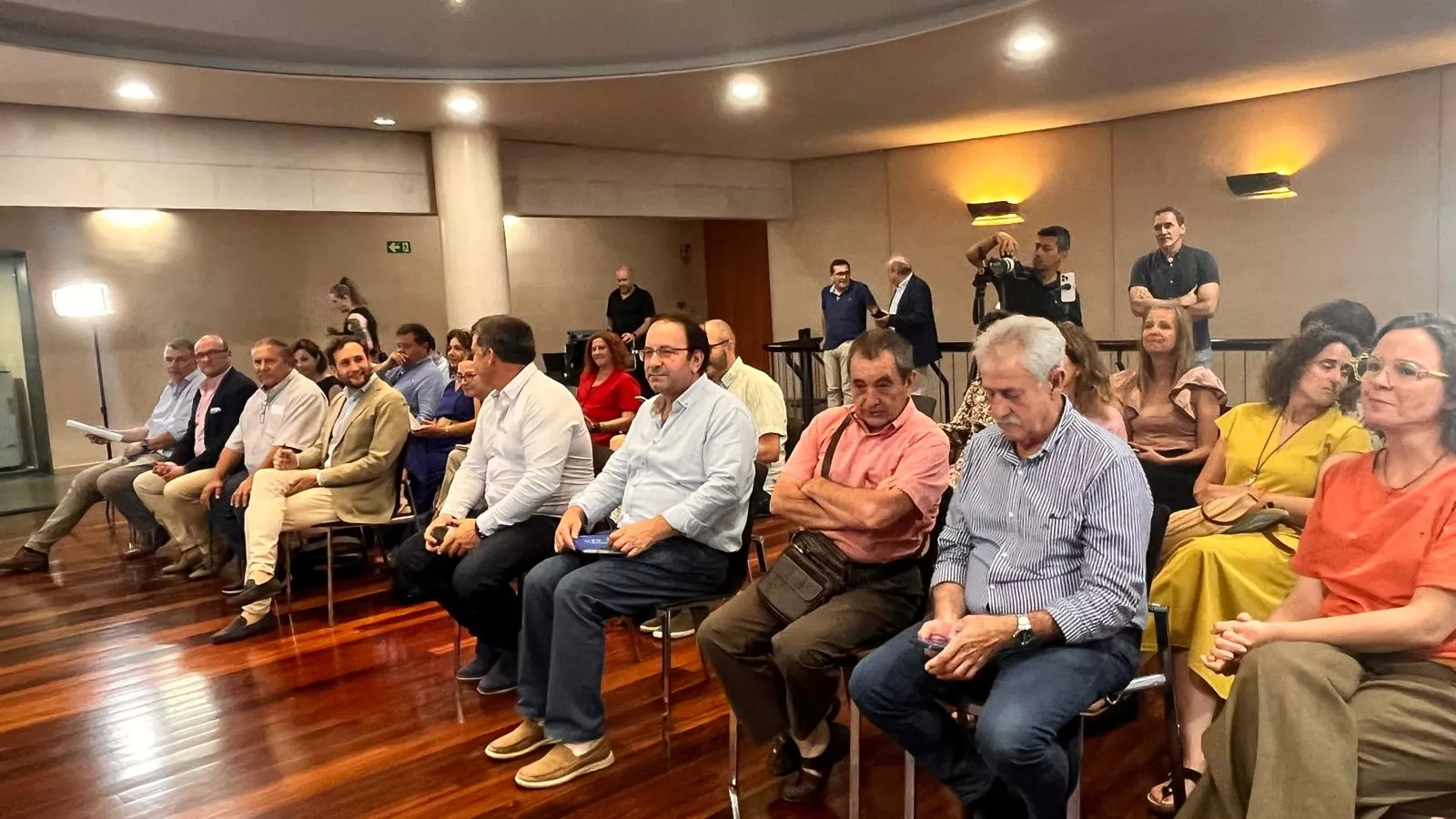 Asistentes al acto de firma del convenio entre la DPH y los grupos Leader. Foto Mercedes Manterola