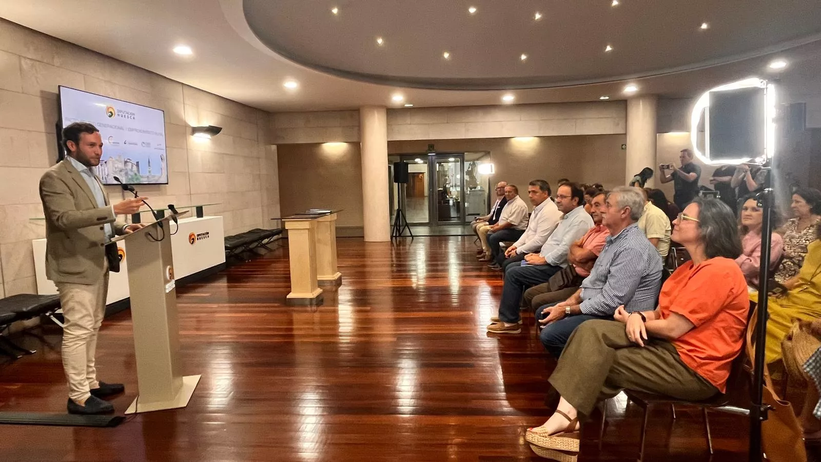 Asistentes al acto de firma del convenio entre la DPH y los grupos Leader. Foto Mercedes Manterola