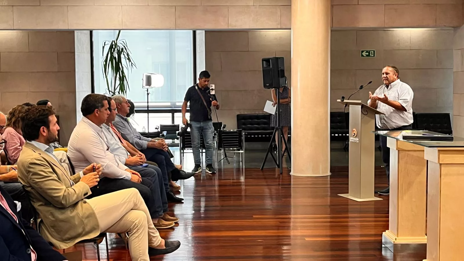 Asistentes al acto de firma del convenio entre la DPH y los grupos Leader. Foto Mercedes Manterola