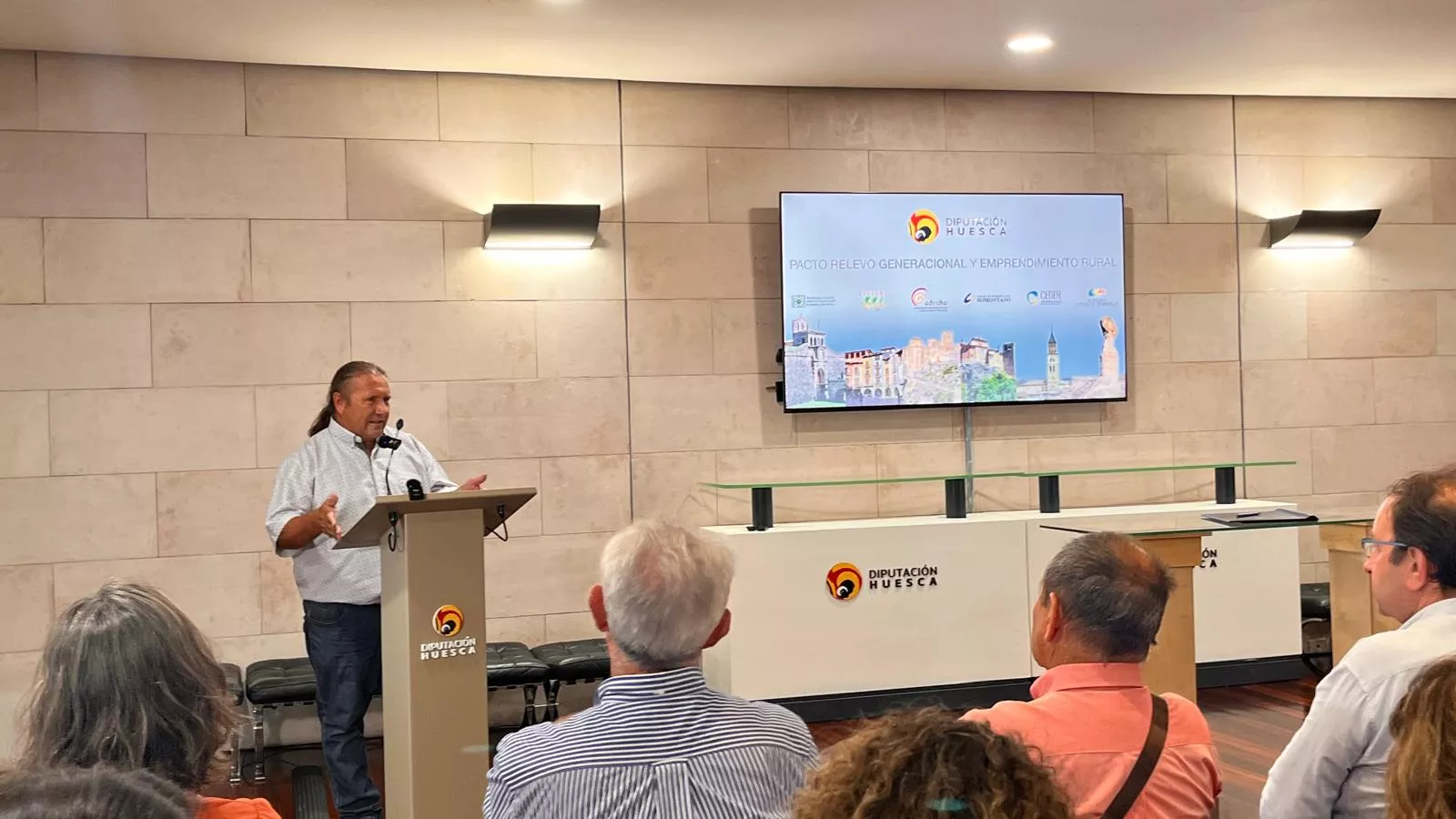 Asistentes al acto de firma del convenio entre la DPH y los grupos Leader. Foto Mercedes Manterola