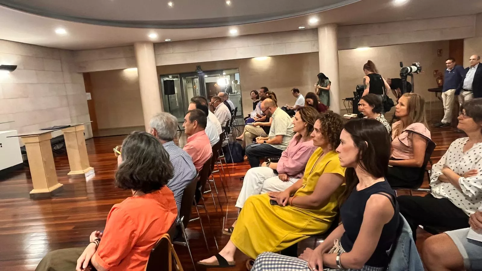 Asistentes al acto de firma del convenio entre la DPH y los grupos Leader. Foto Mercedes Manterola