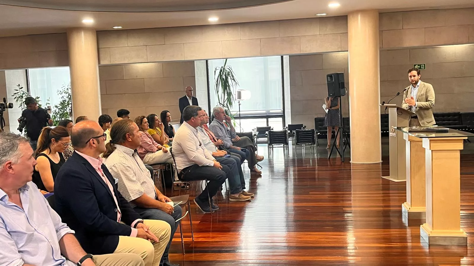 Asistentes al acto de firma del convenio entre la DPH y los grupos Leader. Foto Mercedes Manterola