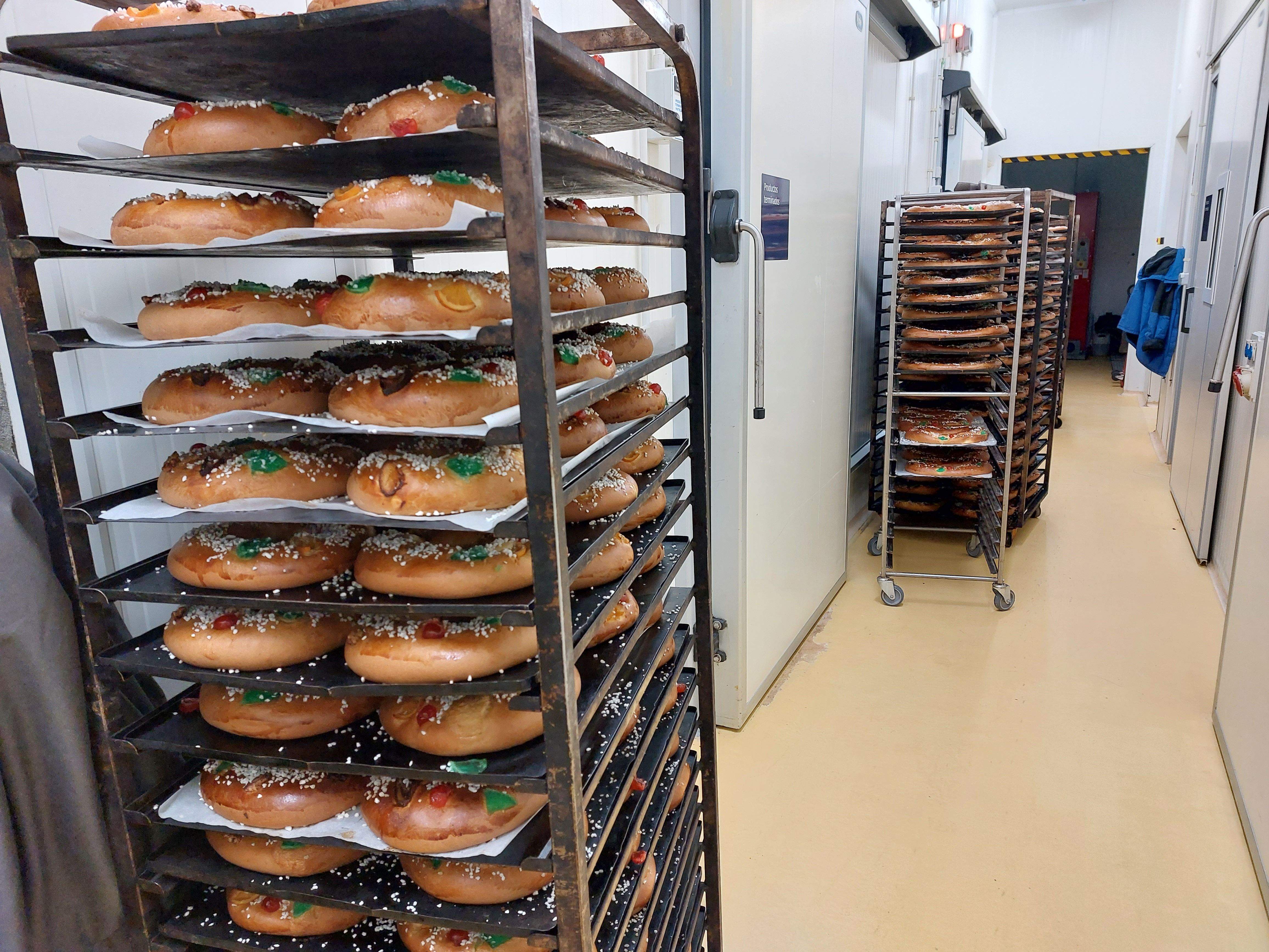 Carros con roscones de Reyes para llevar a rellenar