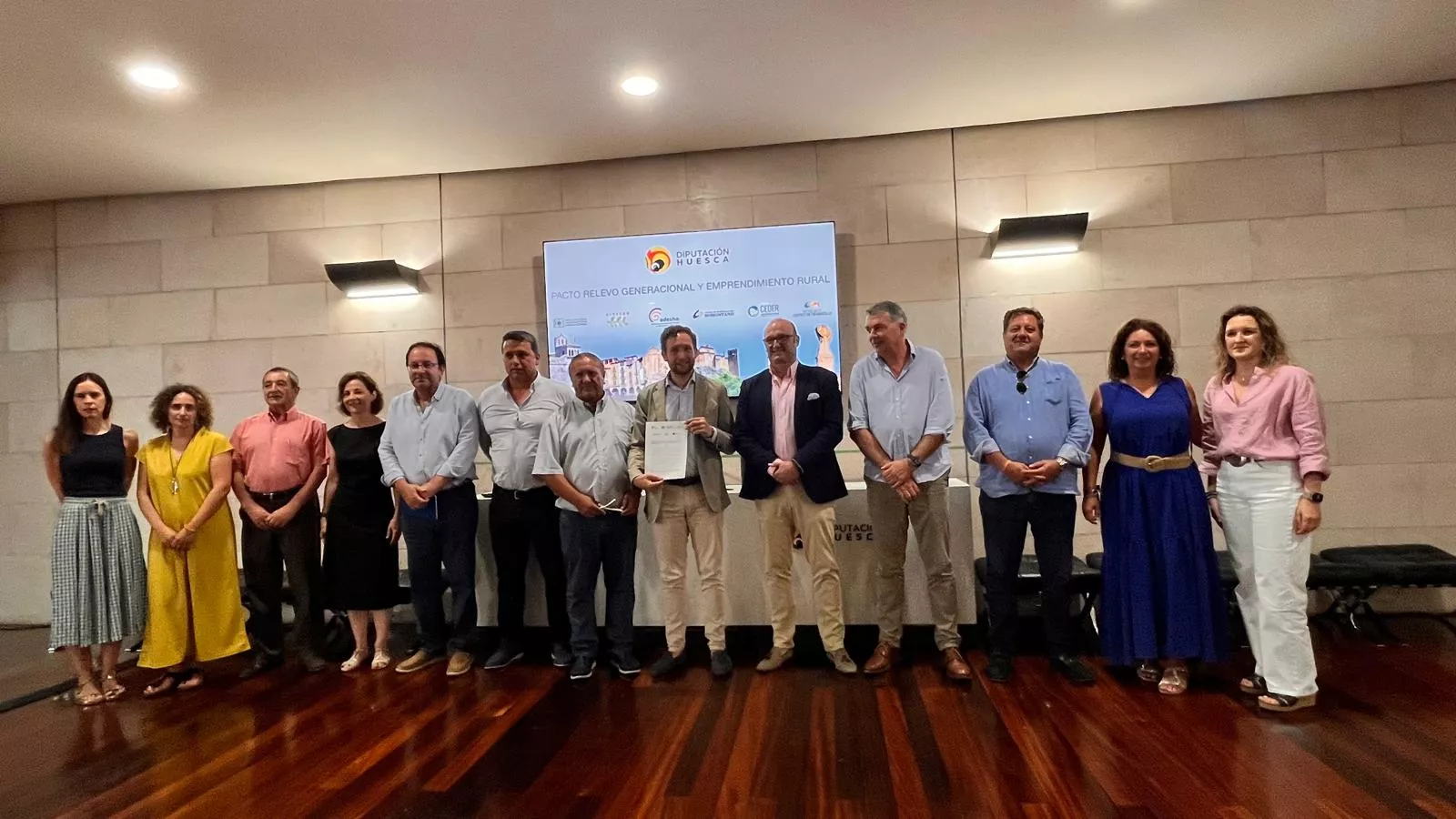 Asistentes al acto de firma del convenio entre la DPH y los grupos Leader. Foto Mercedes Manterola