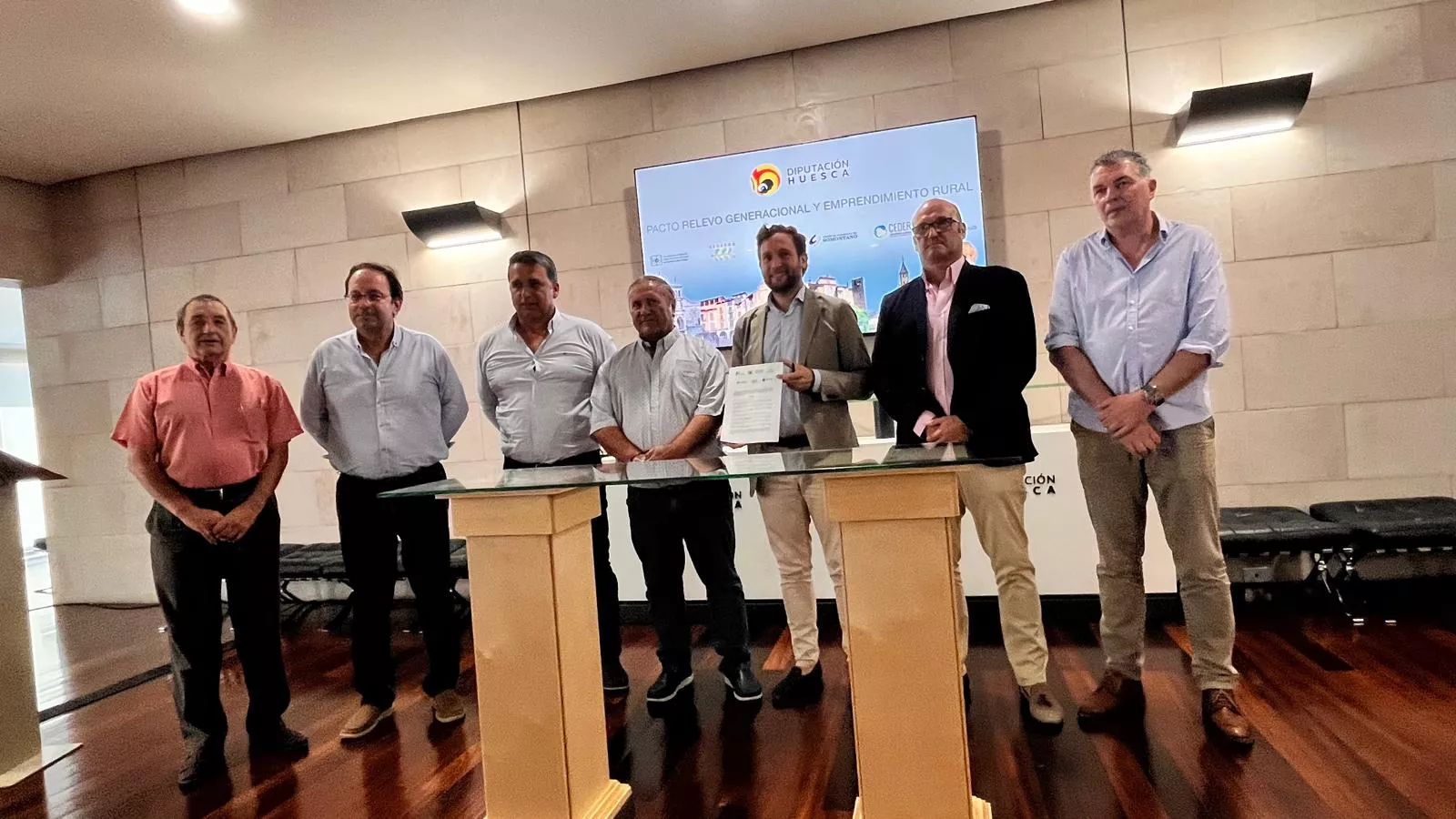 El presidente de la DPH, Isaac Claver, con los presidentes de los seis grupos Leader de la provincia. Foto Mercedes Manterola