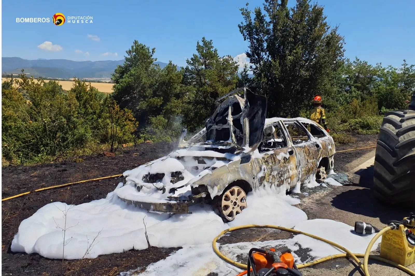 Vehículo incendiado en Berdún.