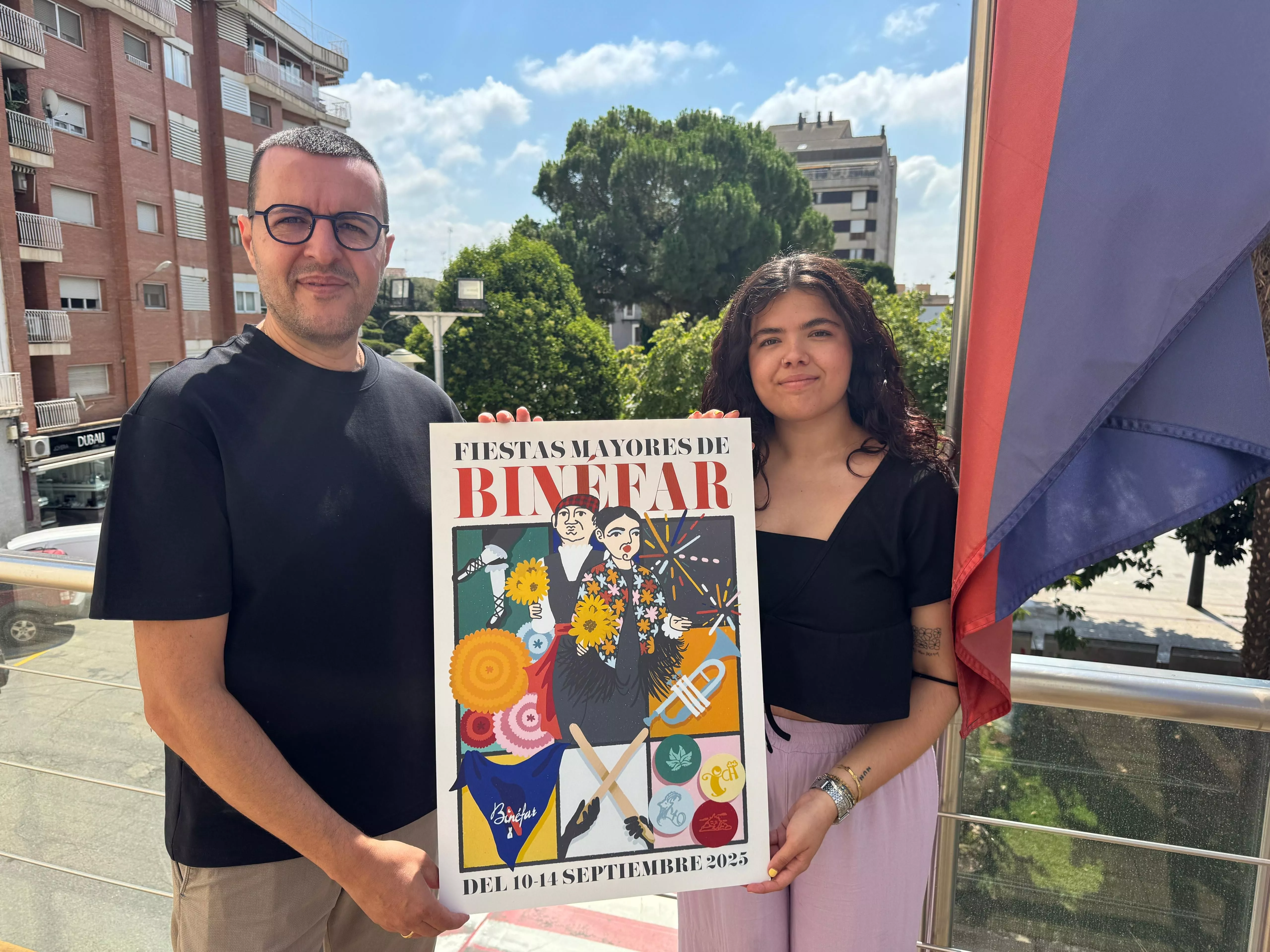 El presidente de la Comisión de Fiestas, César Pardos, y la ganadora del concurso del cartel, Sonia Sierra