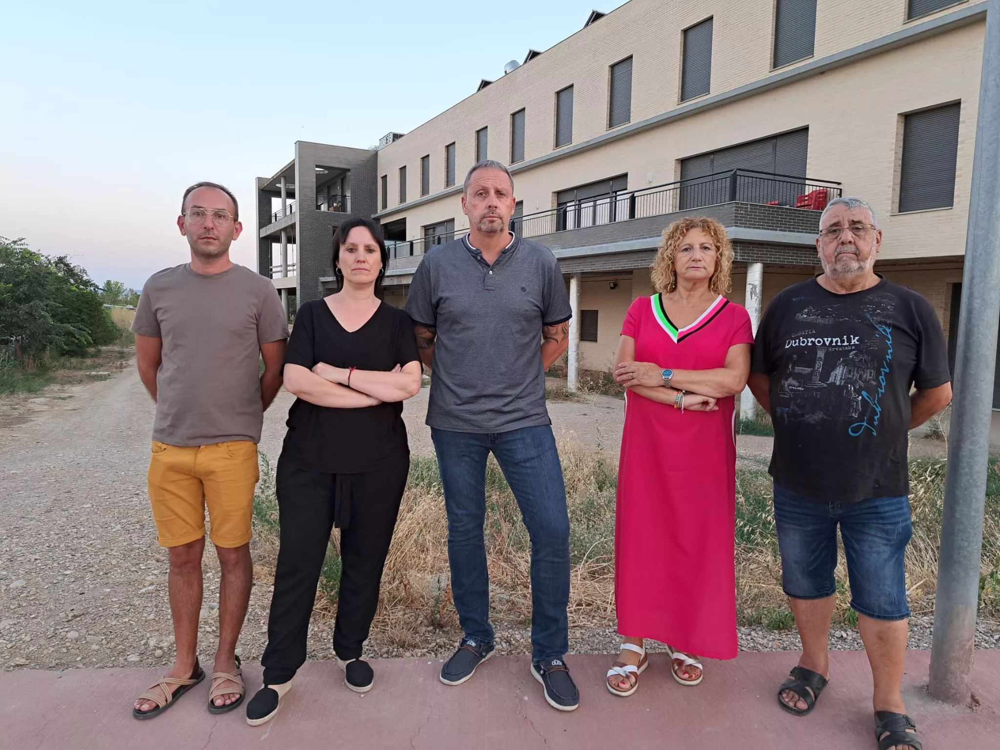 El grupo socialista del Ayuntamiento de Sariñena ante la residencia municipal.