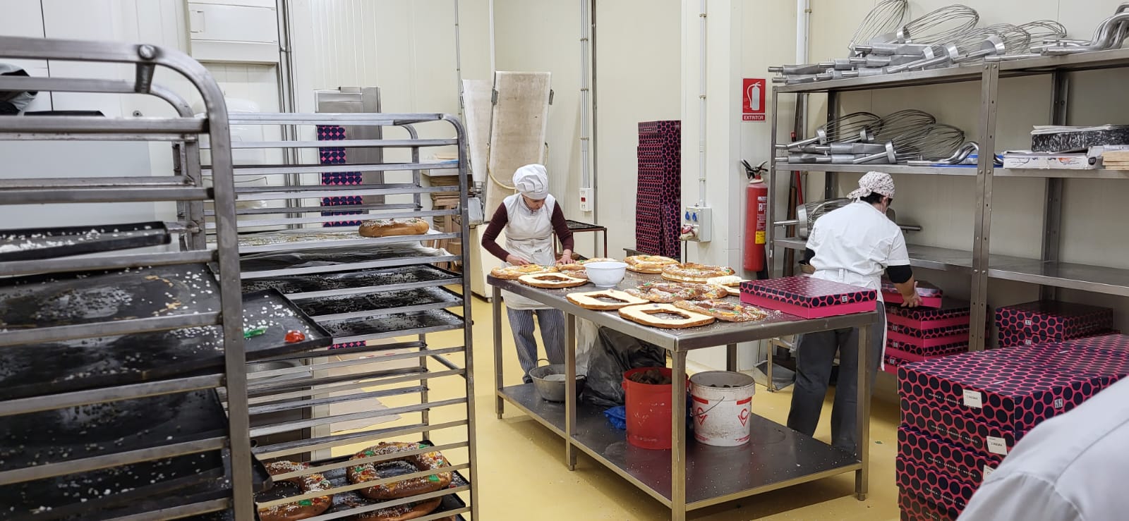 Montse Gironella rellenando los roscones mayores