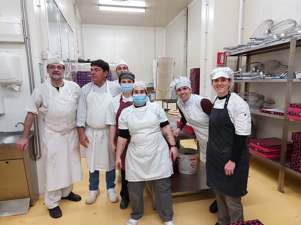 Equipo de relleno de los roscones en Ascaso