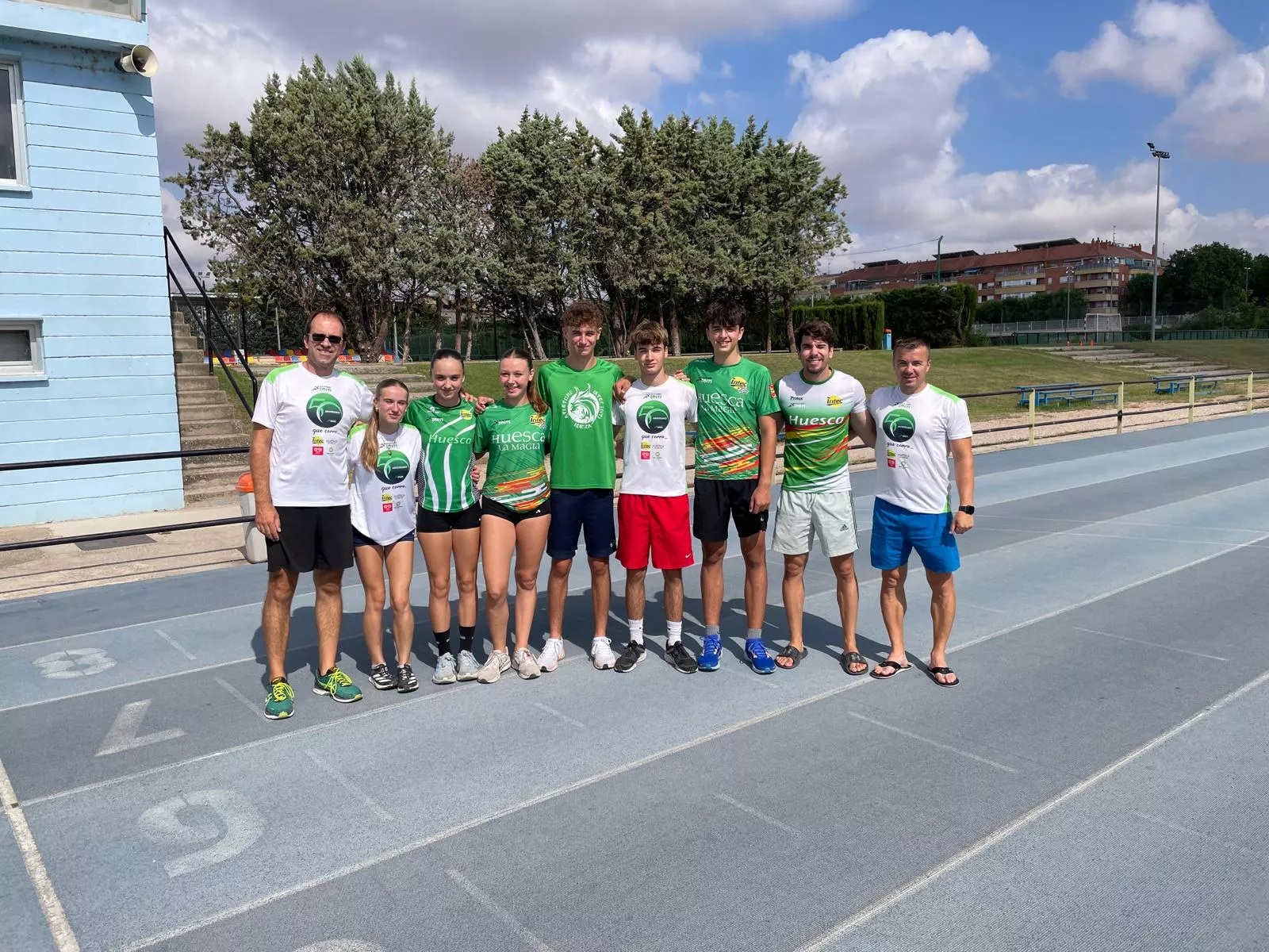 Atletas de Intec-Zoiti rumbo a Gijón y sus entrenadores